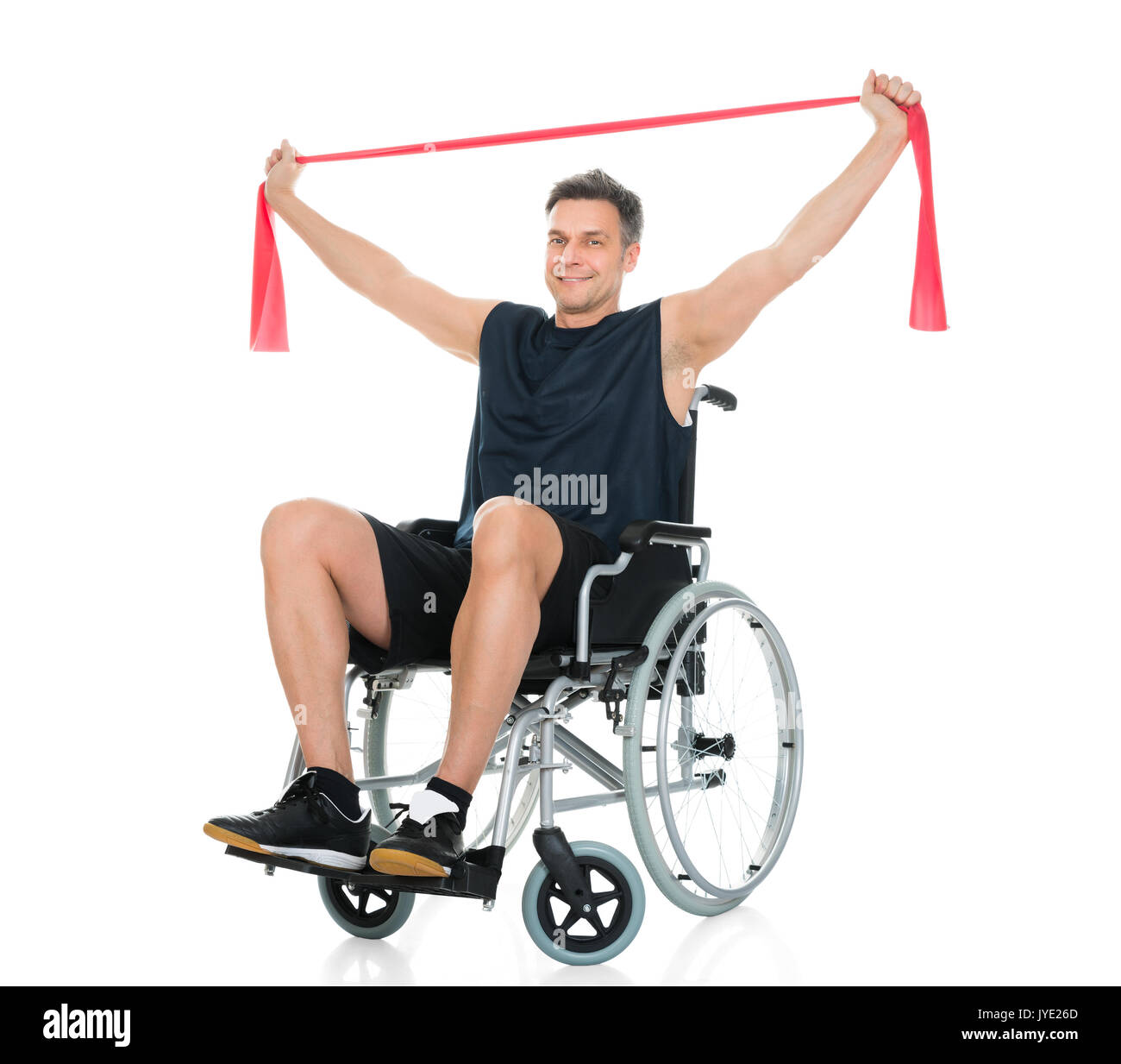 Behinderte Menschen im Rollstuhl trainieren mit Widerstand Band auf weißem Hintergrund Stockfoto