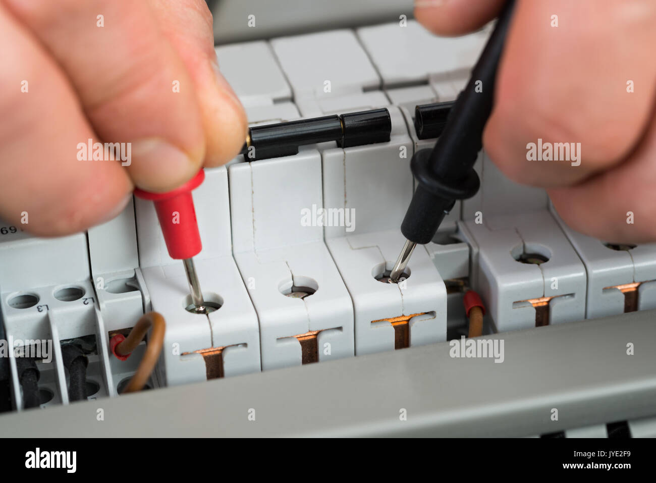 Nahaufnahme von einem Techniker Prüfen der Sicherung mit Multimeter Stockfoto
