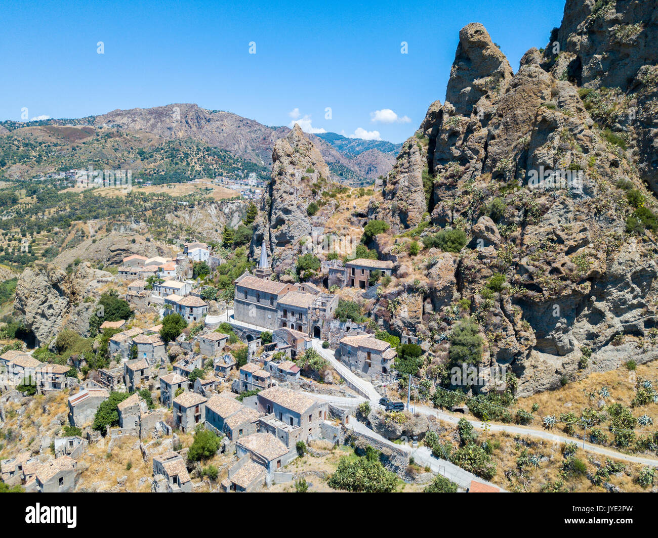 Luftaufnahme des kleinen Dorfes von Pentedattilo, Kirche und Ruinen des verlassenen Dorfes, griechische Kolonie auf Monte Calvario. Kalabrien. Italien Stockfoto