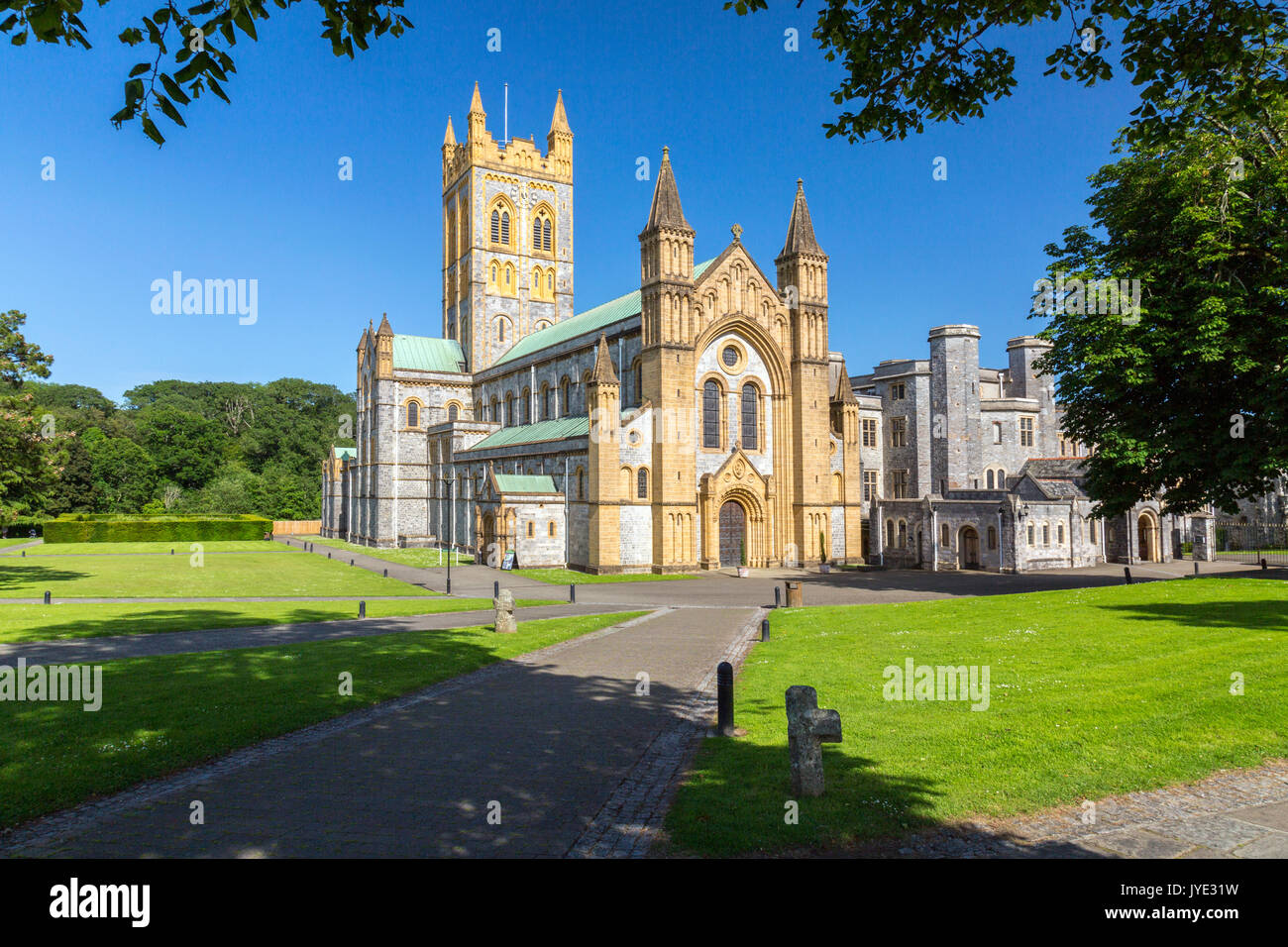 Die Abtei St. Mary in Buckfast Abbey (fertiggestellt 1938), ein Benediktinerkloster in Buckfastleigh, Devon, England, UK Stockfoto