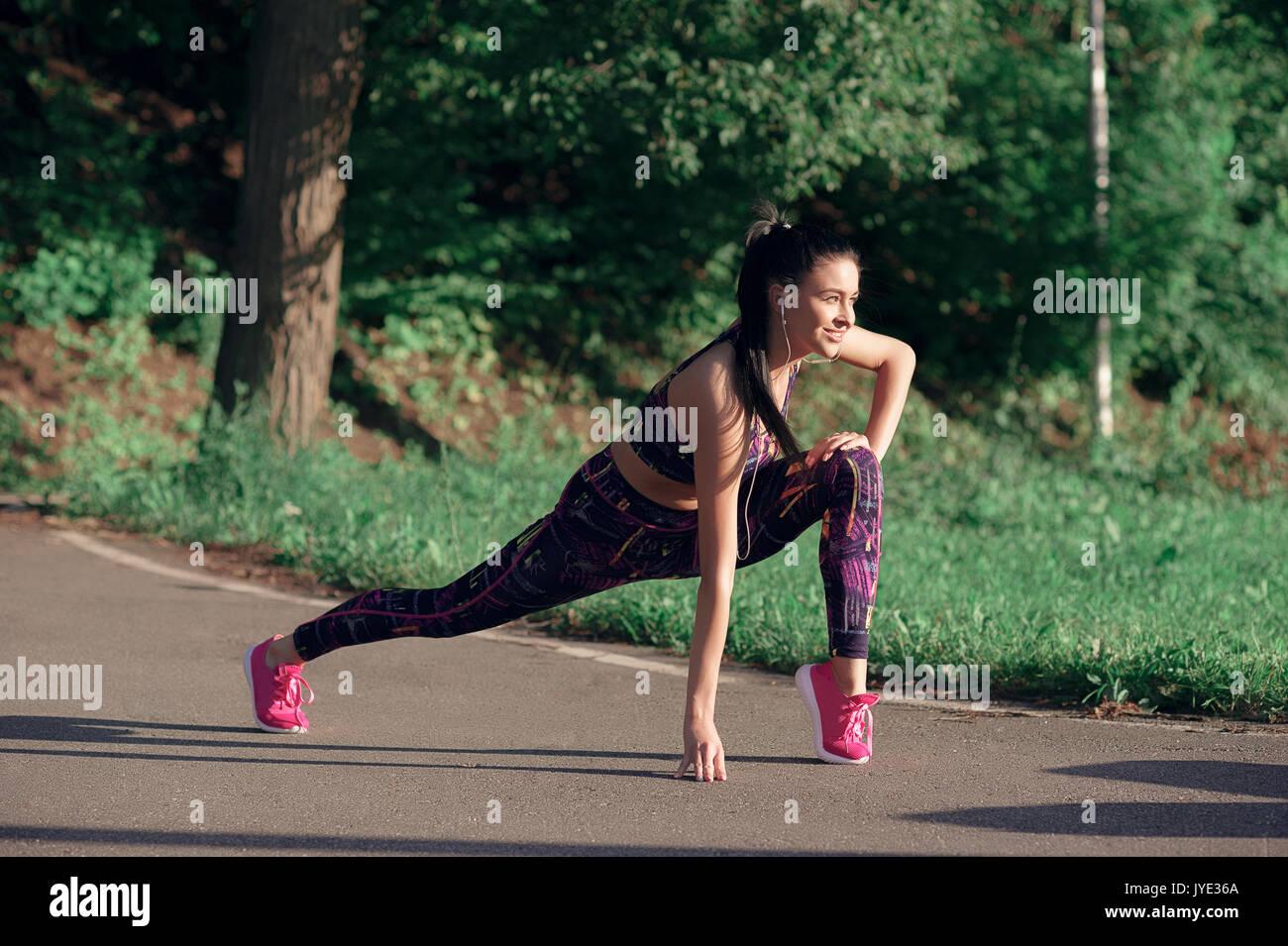 Konzept der Sport und Lifestyle - junge Frau tun, Warm-up, Lächeln, draußen Stockfoto