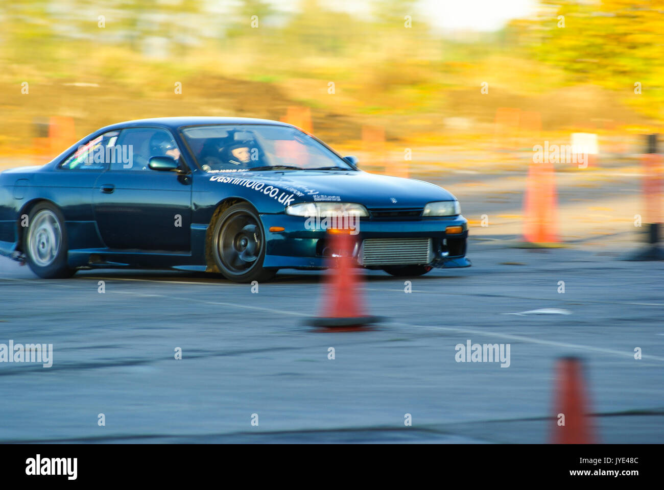 Stunt Fahrer Rennen und ihrer modifizierten japanische Autos Treiben auf einem sonnigen Track Day in Somerset, England Stockfoto