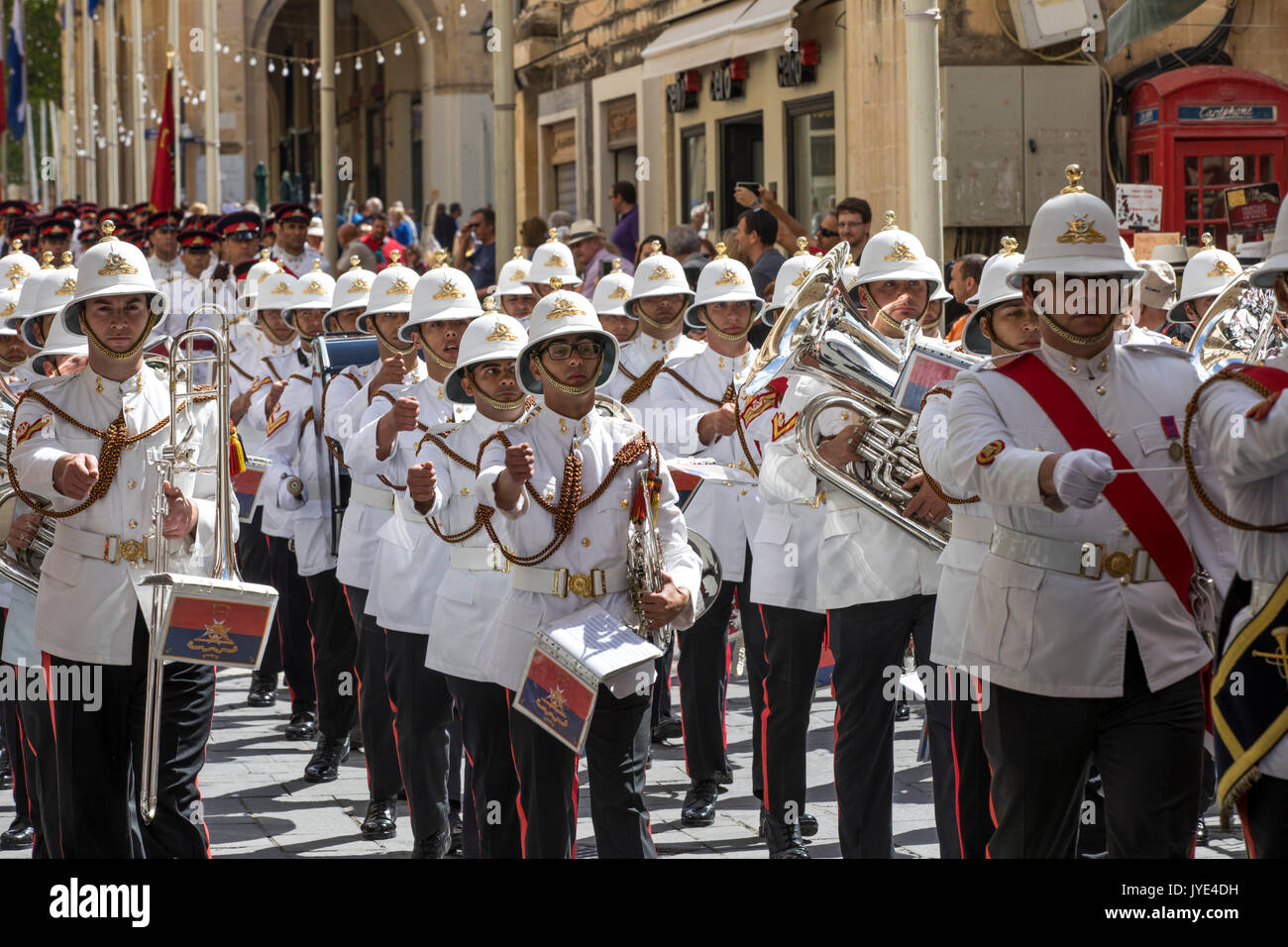 Parade der Maltesischen Armee, Streitkräfte von Malta, in der Parade Uniform, in der Altstadt von Valletta, auf der Republic Street, Stockfoto