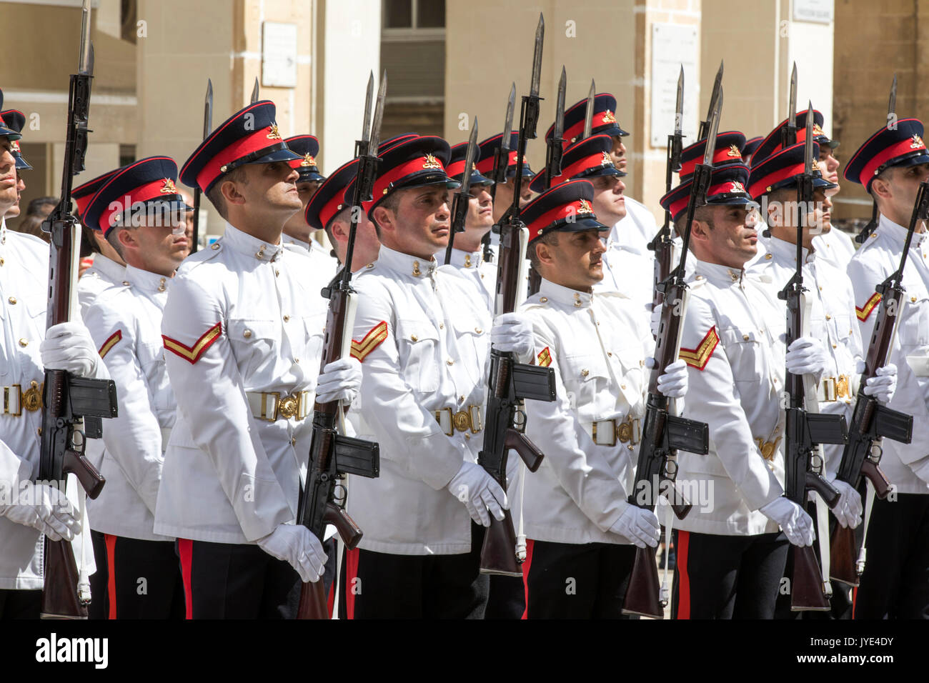 Parade der Maltesischen Armee, Streitkräfte von Malta, in der Parade Uniform, in der Altstadt von Valletta, auf der Republic Street, Stockfoto