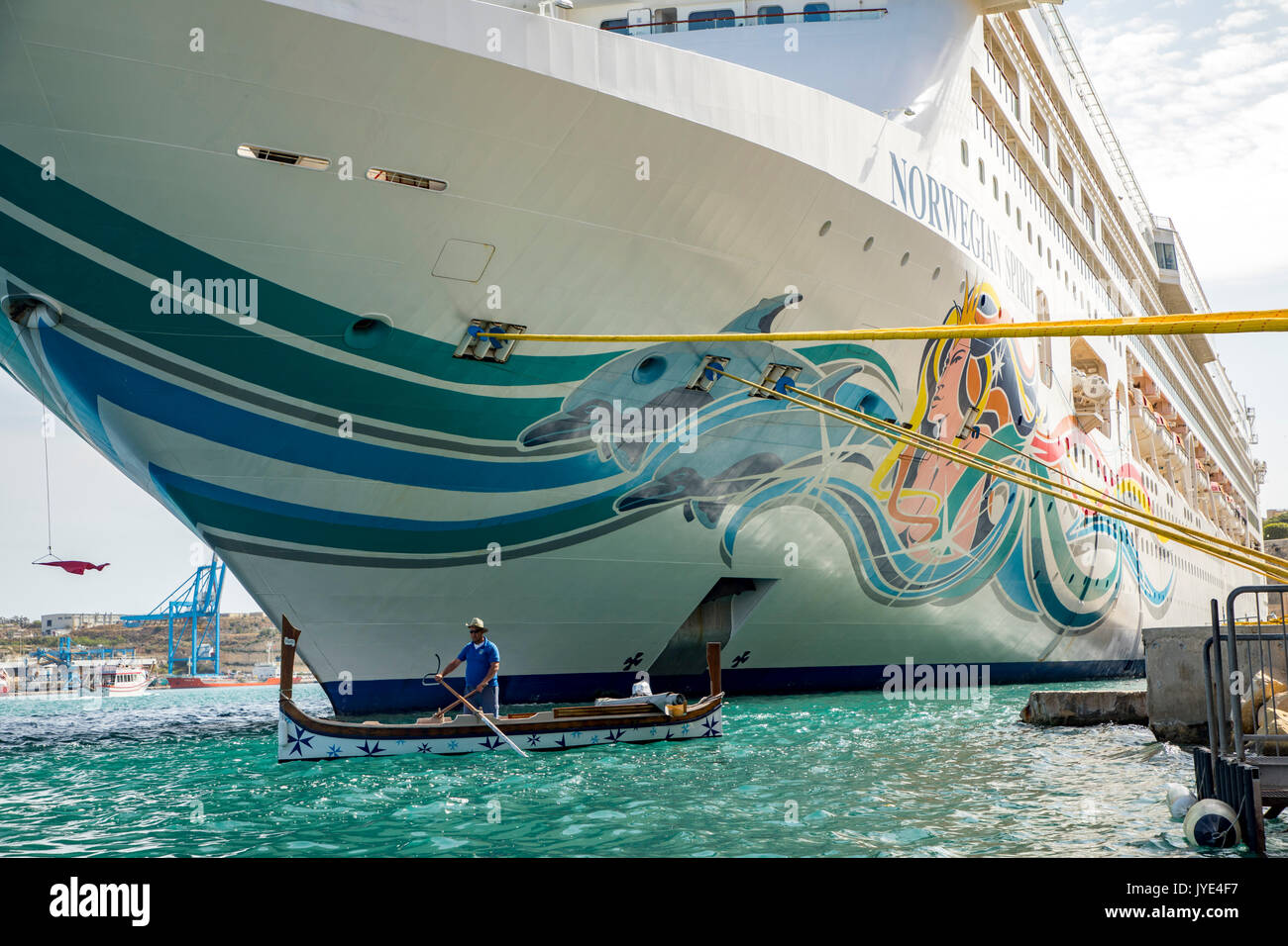 Schiff in den Hafen von Valletta, Malta, Altstadt, Grand Harbour, norwegischer Geist, typisch maltesische Fischerboote, als ein Wassertaxi für Touris Stockfoto