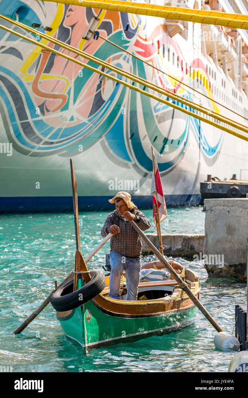 Schiff in den Hafen von Valletta, Malta, Altstadt, Grand Harbour, norwegischer Geist, typisch maltesische Fischerboote, als ein Wassertaxi für Touris Stockfoto