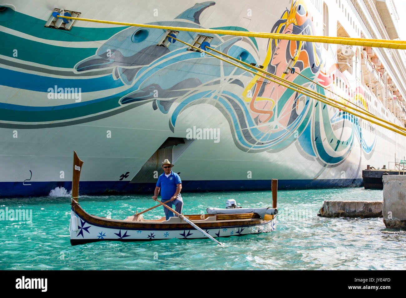 Schiff in den Hafen von Valletta, Malta, Altstadt, Grand Harbour, norwegischer Geist, typisch maltesische Fischerboote, als ein Wassertaxi für Touris Stockfoto