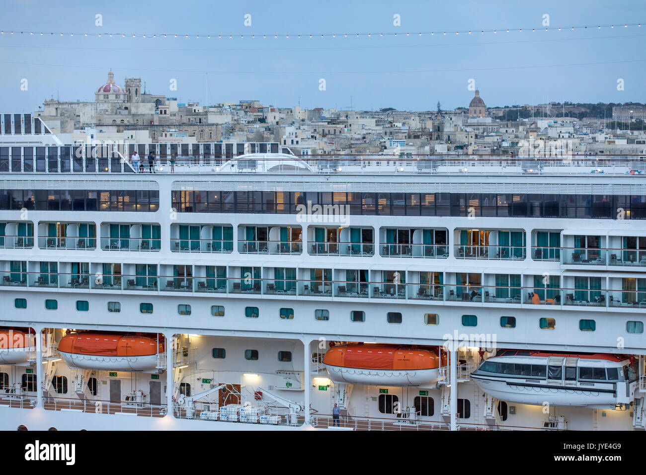 Schiff in den Hafen von Valletta, Malta, Altstadt, Grand Harbour, MSC Armonia, Verpflegung der Touristen nach einer Reise in die Altstadt. Stockfoto
