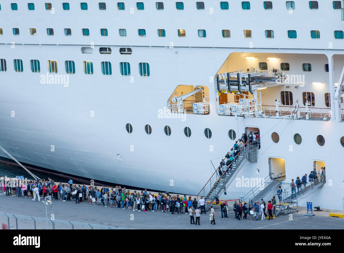 Schiff in den Hafen von Valletta, Malta, Altstadt, Grand Harbour, MSC Armonia, Verpflegung der Touristen nach einer Reise in die Altstadt. Stockfoto