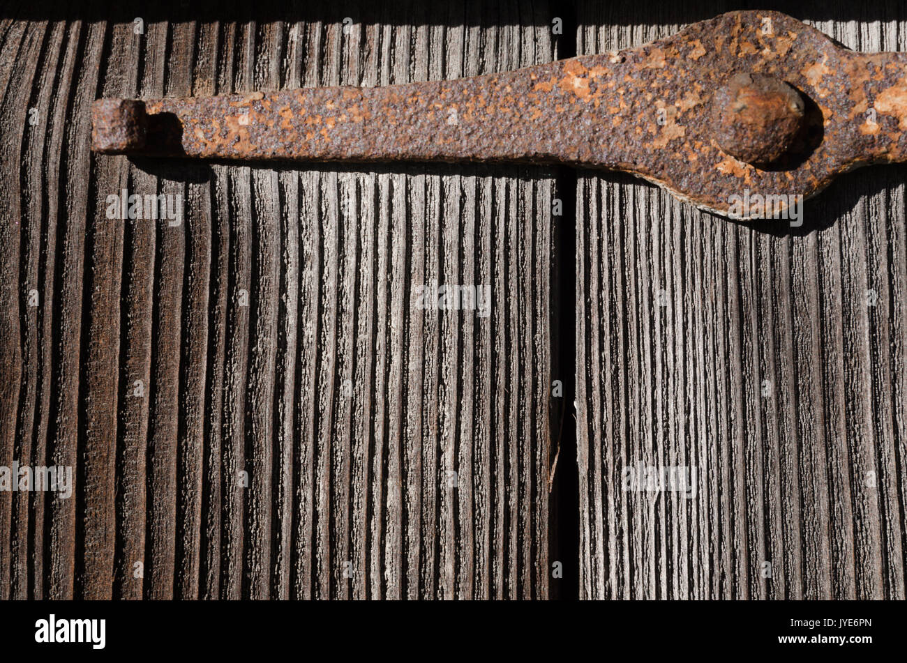 Rostiges Metall Befestigung auf großen Holzplatten, Textur, horizontalen farbigen Foto Stockfoto