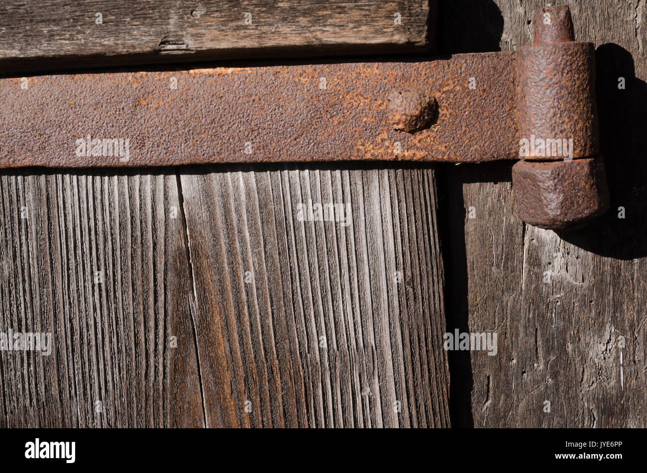 Rostiges Metall Befestigung auf dicken Brettern, Textur, horizontalen farbigen Foto Stockfoto