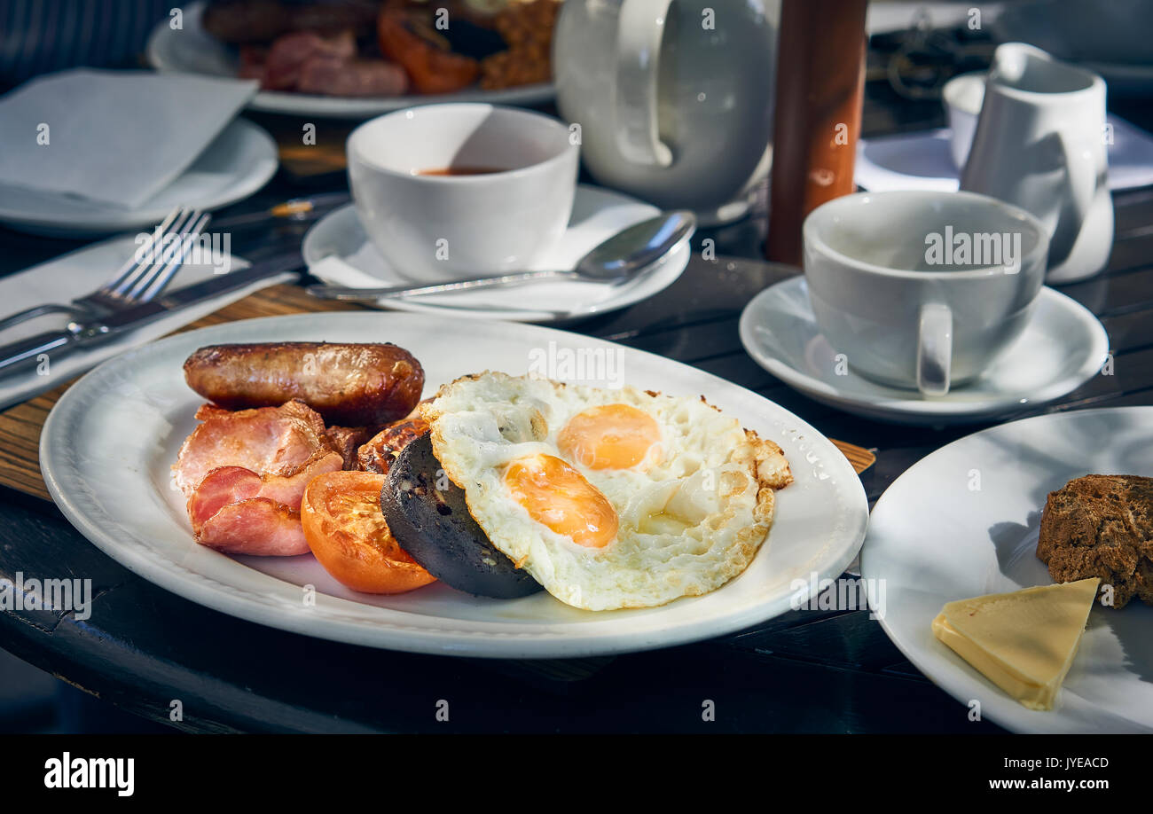 Ein klassisches englisches warmes Frühstück serviert Alfresco Stockfoto