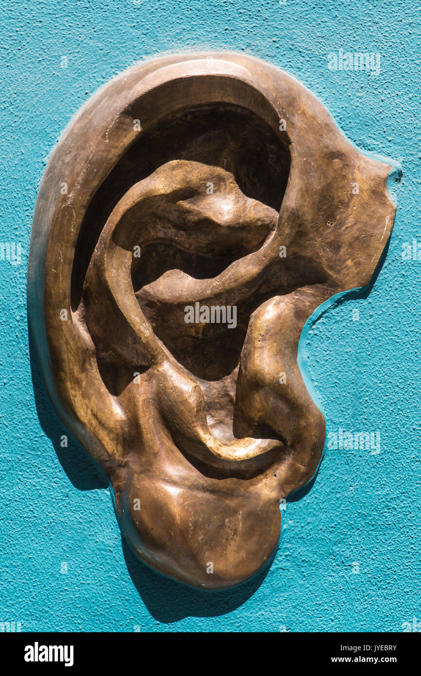 Ohr Skulptur in Bronze an der Wand Stockfotografie - Alamy