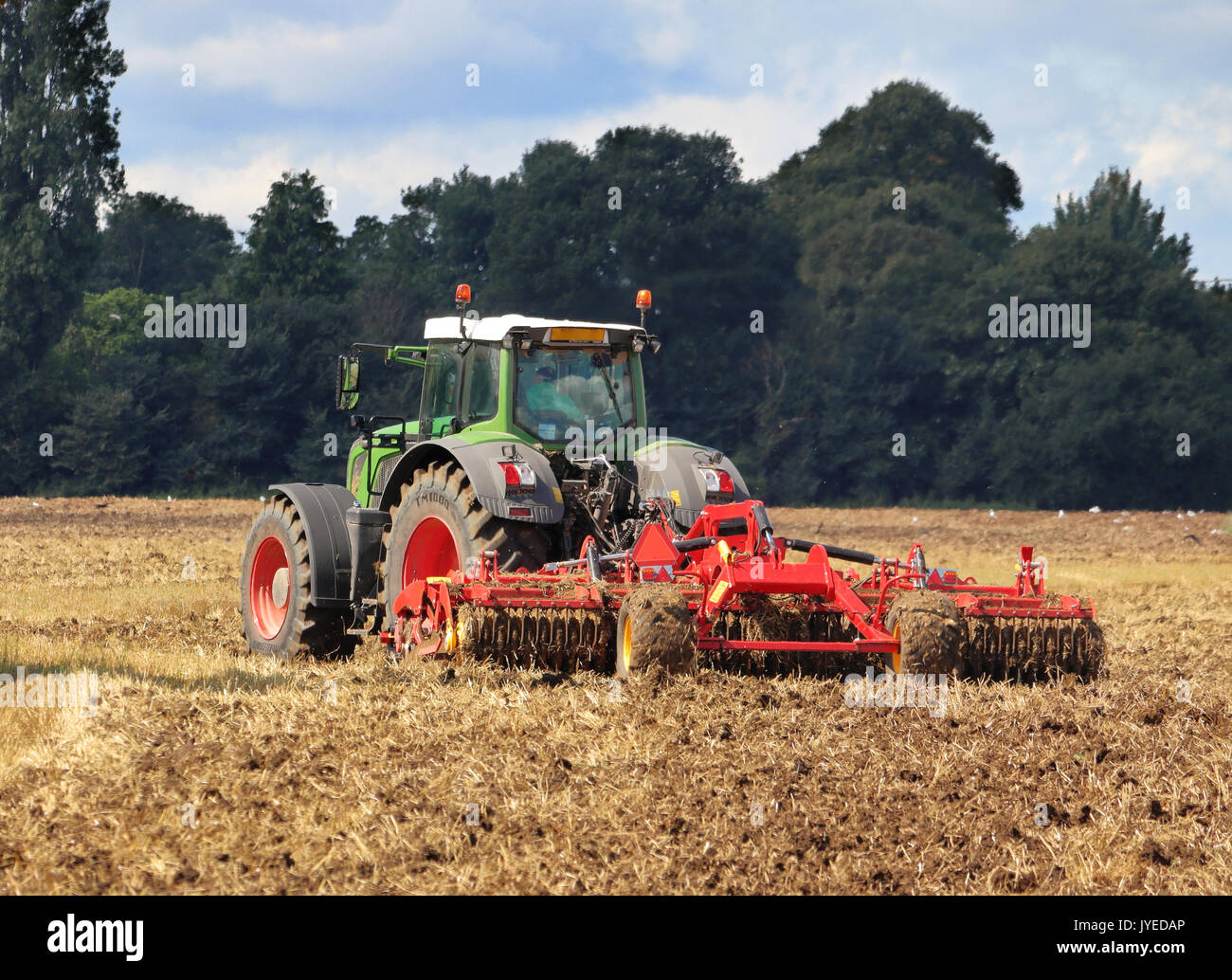 Traktor Pflügen eines Feldes im ländlichen England Stockfoto