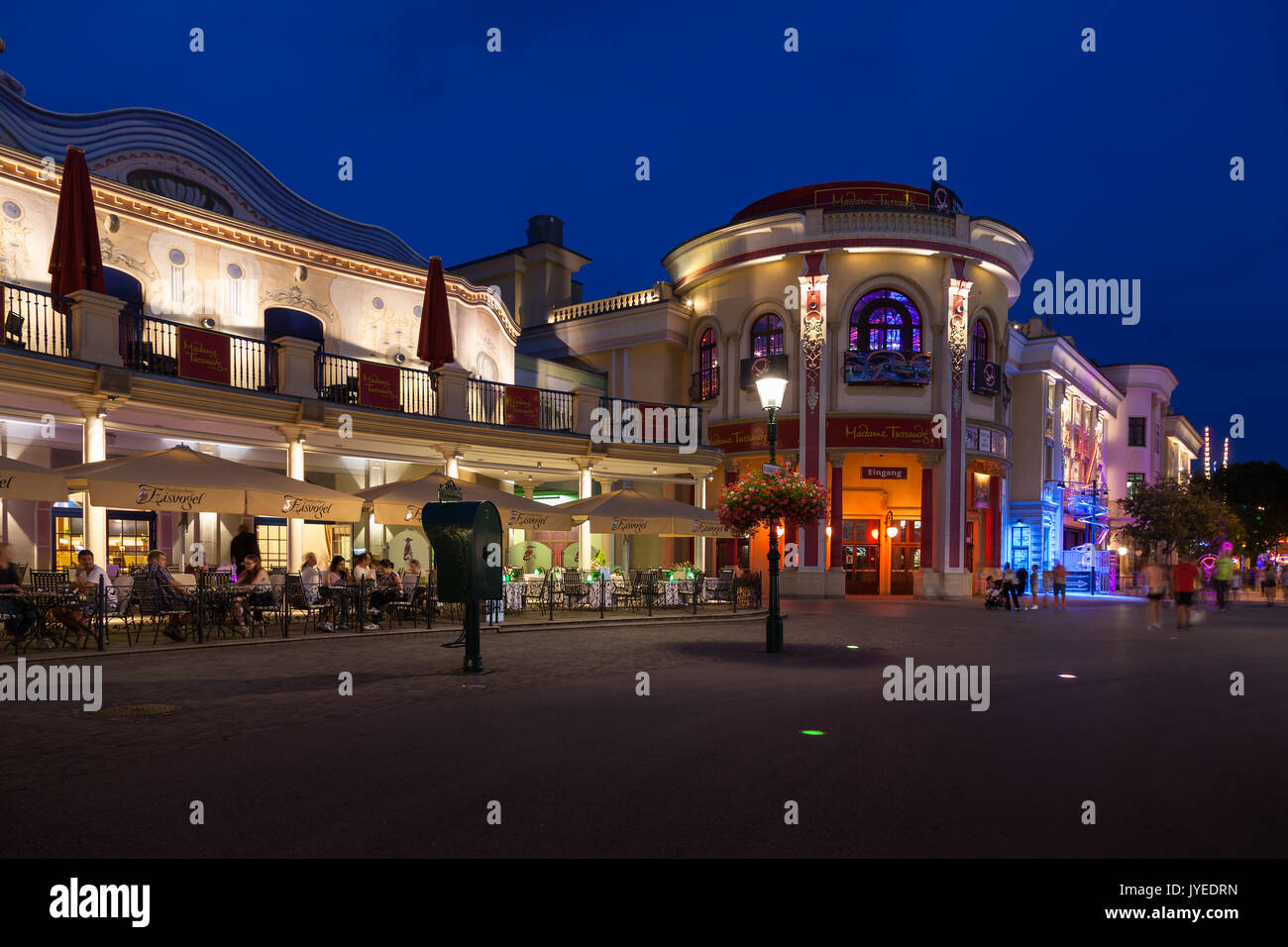 Vergnügungspark mit Riesenrad in Aktion in der Abenddämmerung mit Licht an in Wien, Österreich, Europa. Stockfoto