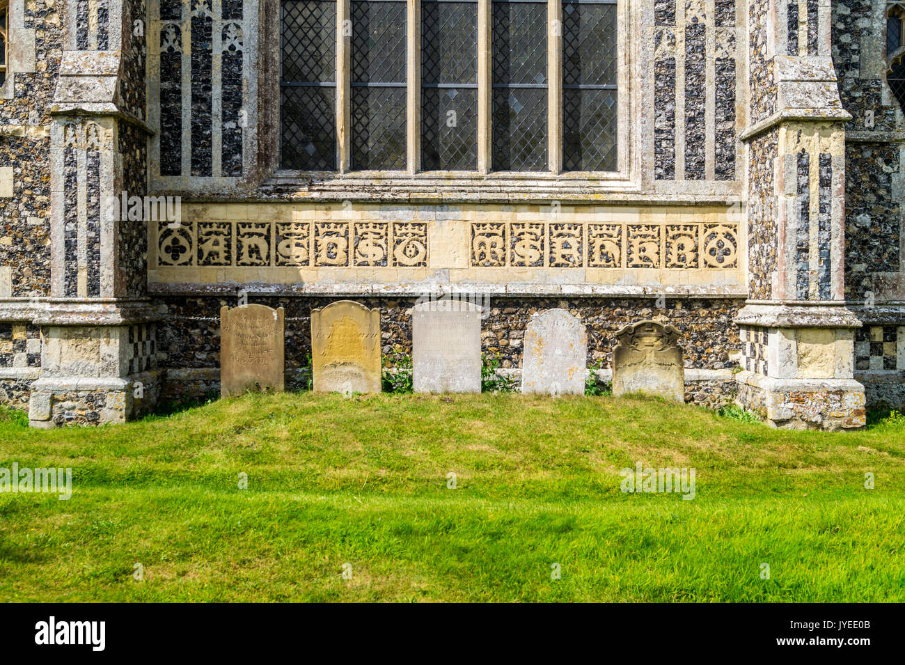 Flushwork in lombardischer Skript am östlichen Ende der Kirche der Heiligen Dreifaltigkeit, Blythburgh, Suffolk, England Stockfoto