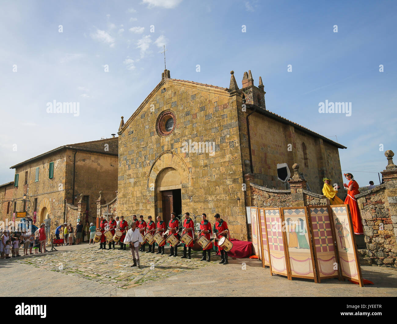 Mittelalter reenactment auf der Piazza Roma in Monteriggioni, eine Gemeinde in der Provinz von Siena in der italienischen Region Toskana. Stockfoto