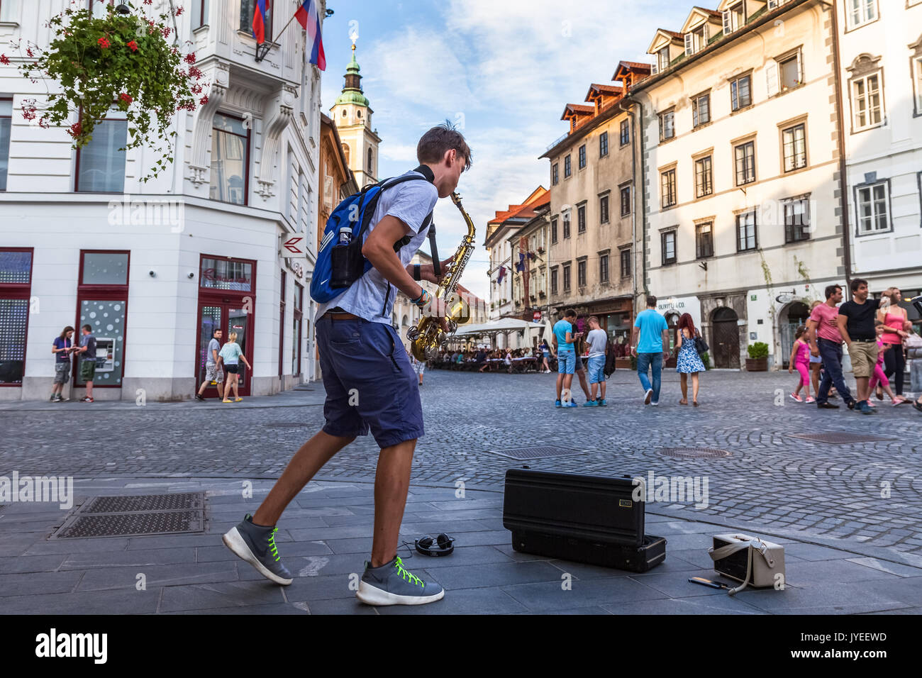 Street Performer spielen Saxophon auf der Straße von Ljubljana, Slowenien. Stockfoto