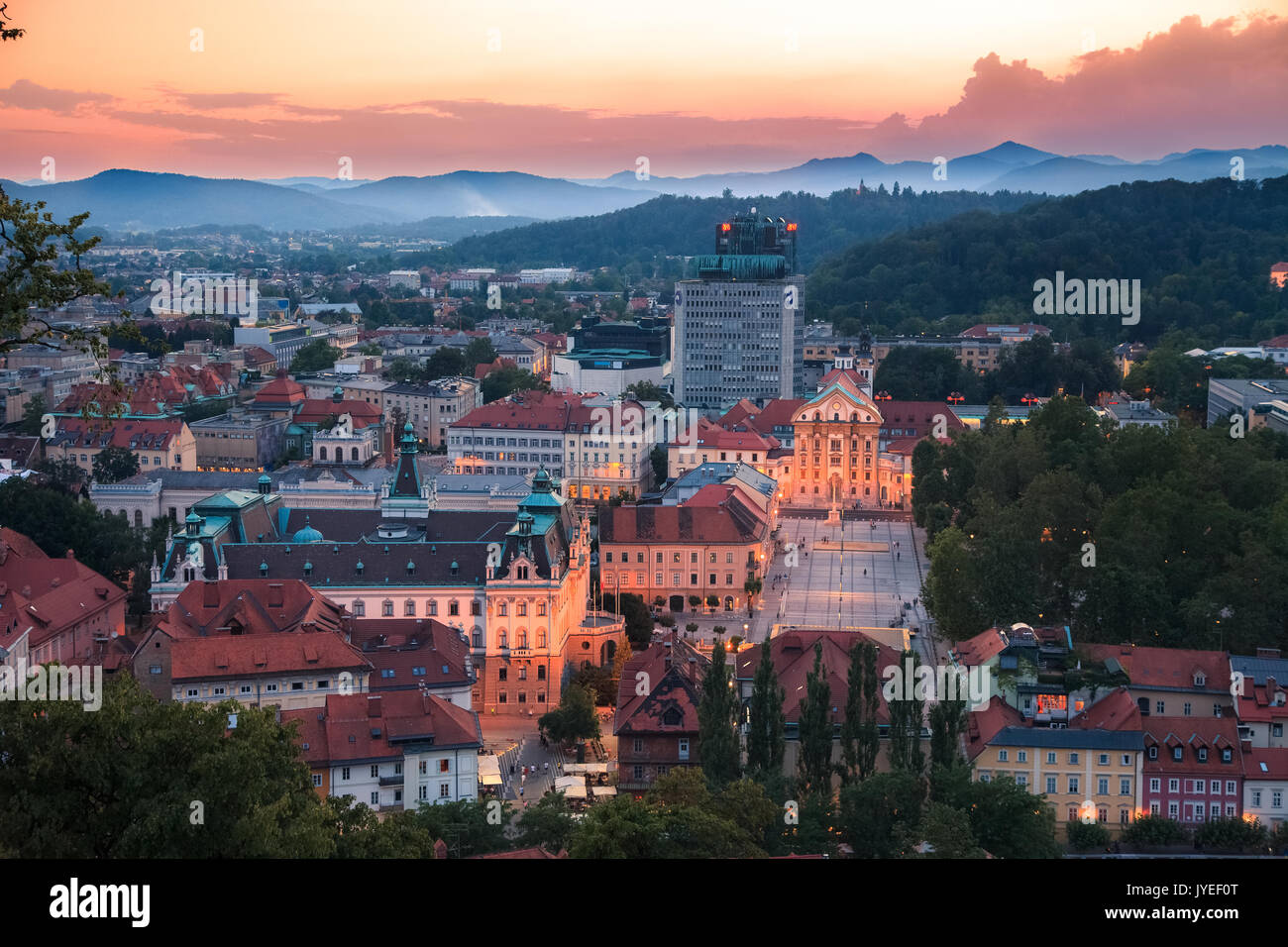 Areal von Ljubljana, Slowenien, Europ bei Dämmerung geschossen von Schloss zeigt das Ausmaß der Stadt im Abendlicht mit City lights nur oben zu kommen. Stockfoto