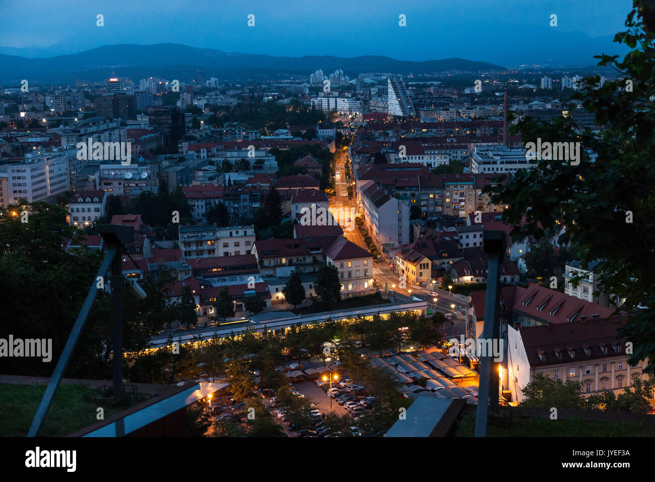 Areal von Ljubljana, Slowenien, Europ bei Dämmerung geschossen von Schloss zeigt das Ausmaß der Stadt im Abendlicht mit City lights nur oben zu kommen. Stockfoto