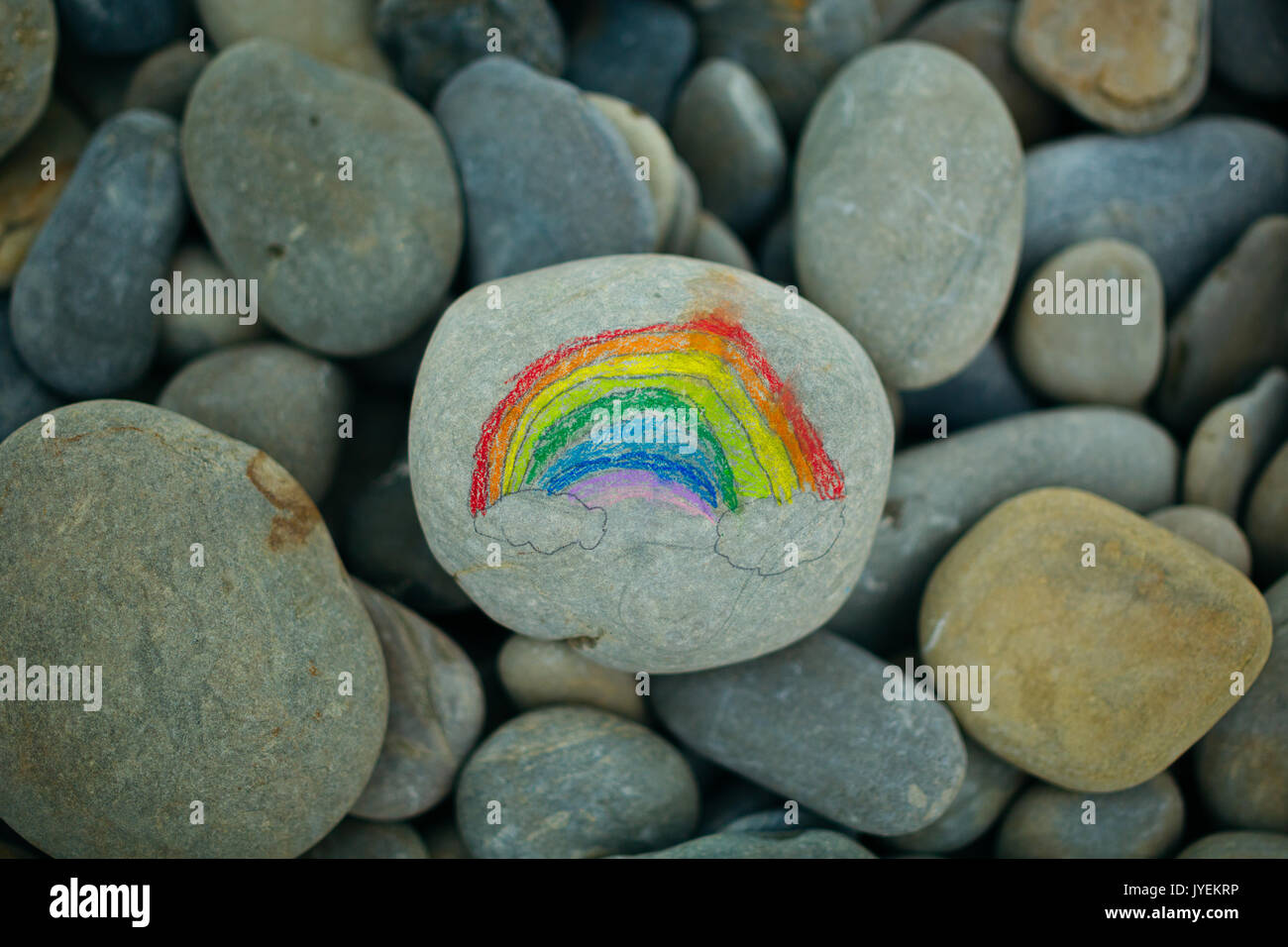 Regenbogen gemalt auf Stein Stockfoto