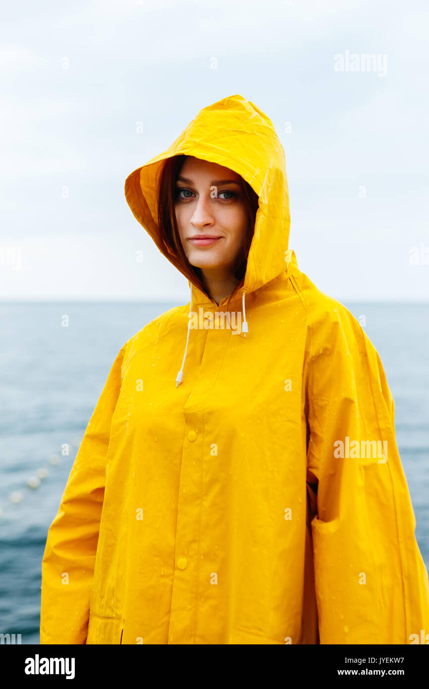 Mädchen mit gelben Regenmantel Stockfotografie Alamy
