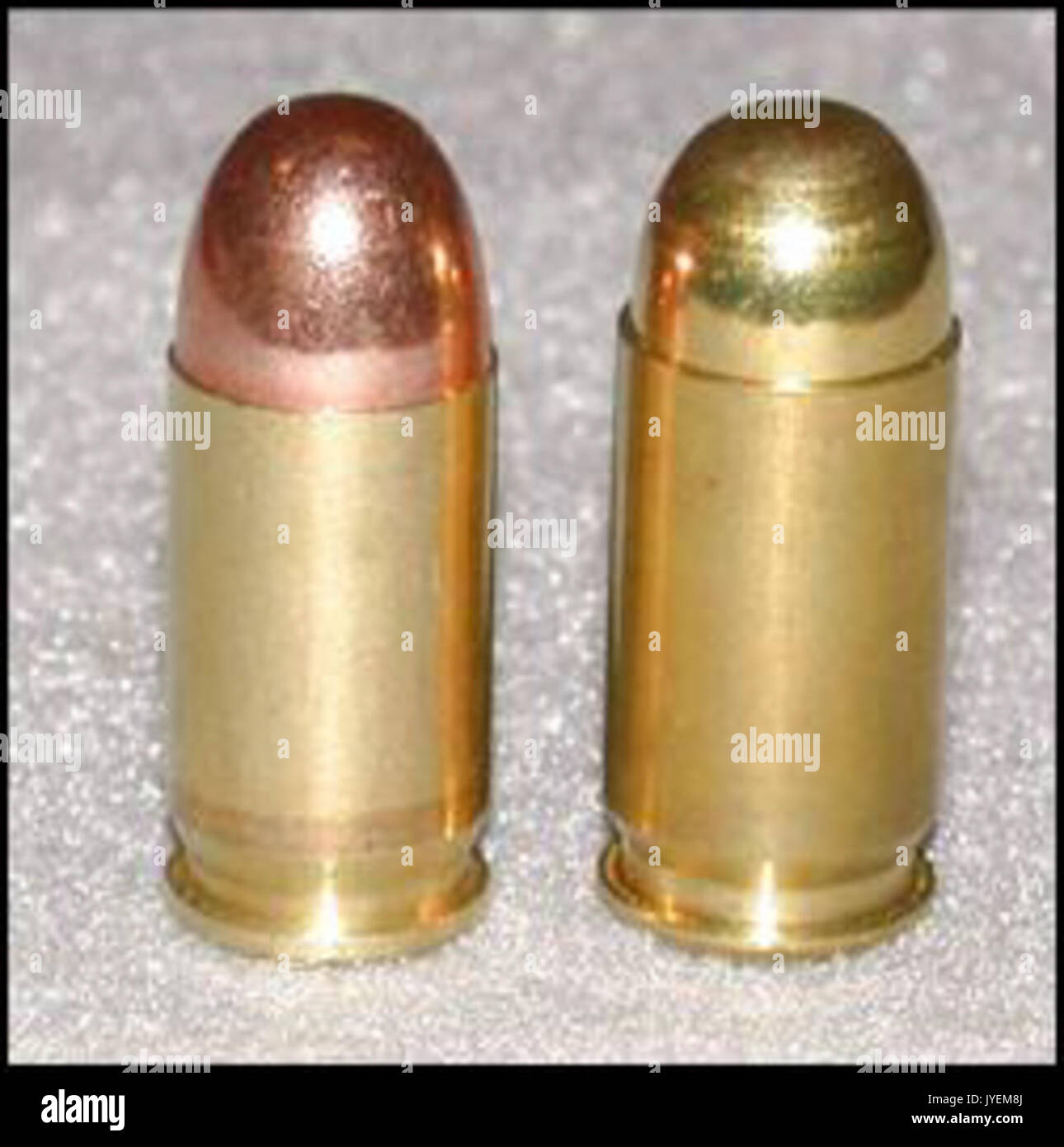 380 AKP-Patrone im Vergleich zu 9 x 18 mm Mak-Patrone Stockfoto 380 AKP-Patrone im Vergleich zu 9 x 18 mm Mak-Patrone Stockfoto