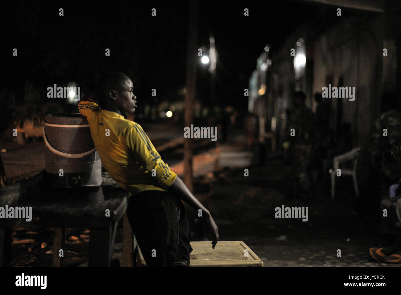 Ein Mann steht neben einer Straße in Baidoa, Somalia, während die äthiopische Soldaten als Teil der Mission der Afrikanischen Union in Somalia, eine Nacht patrouillieren durch die Stadt leiten am 22. Juni. Die AMISOM Foto Tobin Jones (14518877355) Stockfoto