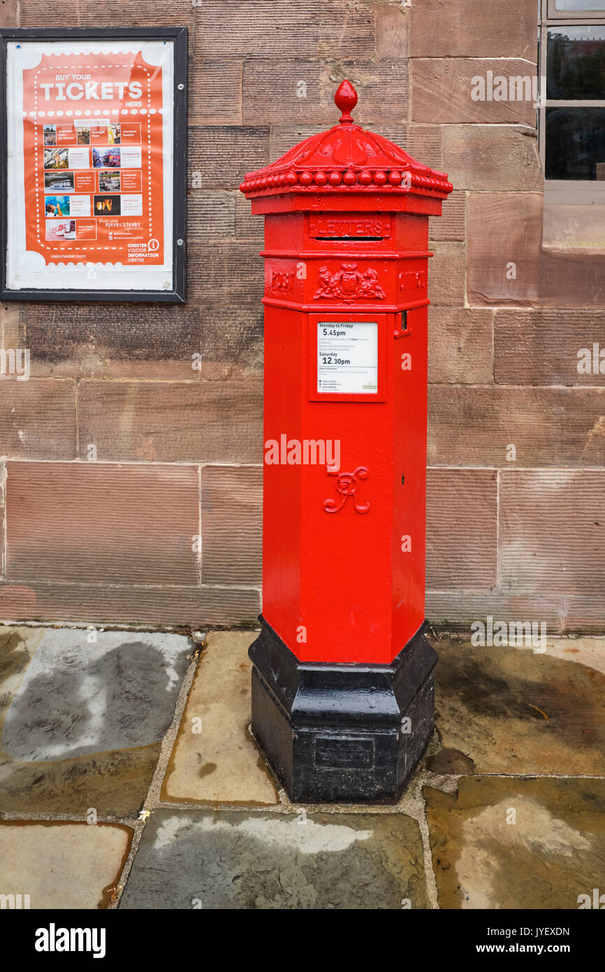 Viktorianischer Briefkasten außerhalb der touristischen Informationen in Chester Stockfoto