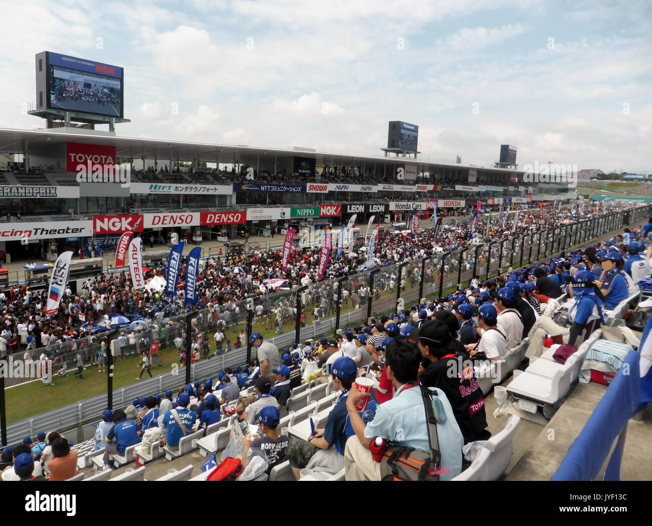 Eine Menge Leute auf die Startaufstellung in Sapporo 2014 pokka 1000km Stockfoto