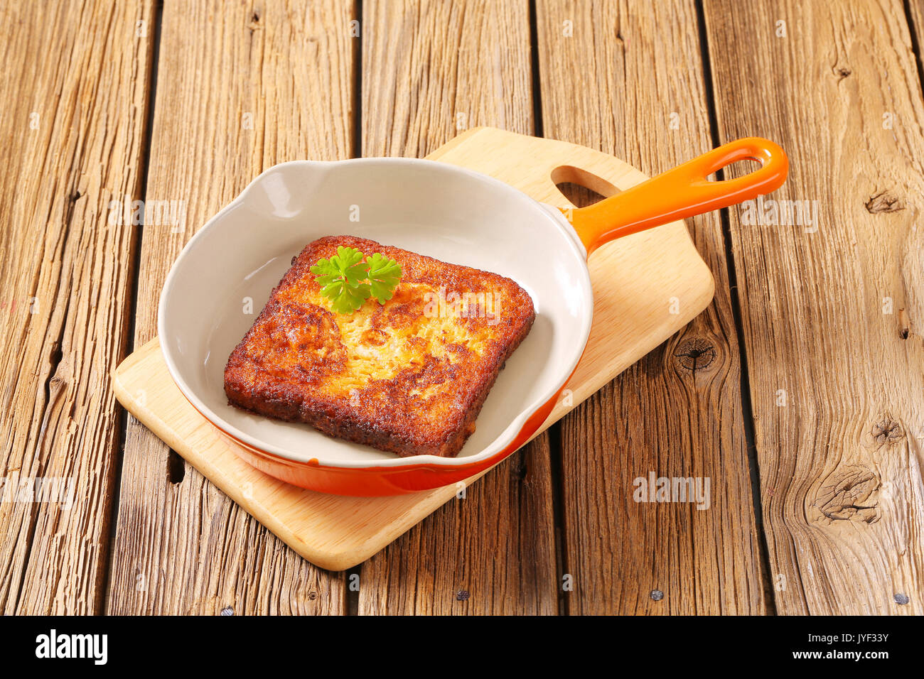 French Toast - Brot eingeweicht in geschlagenen Eiern und dann gebraten Stockfoto