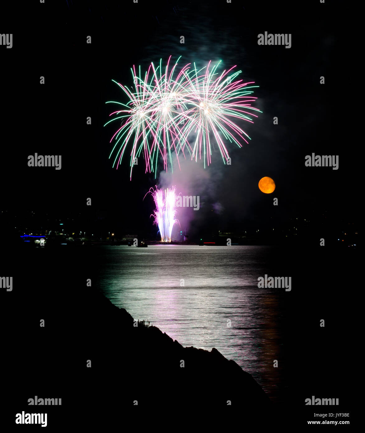 PLYMOUTH, England. 10. August 2017. Der Mond steigt während der britischen Feuerwerk Meisterschaften, ein riesiges Feuerwerk Wettbewerb jährlich in Großbritannien gehalten Stockfoto
