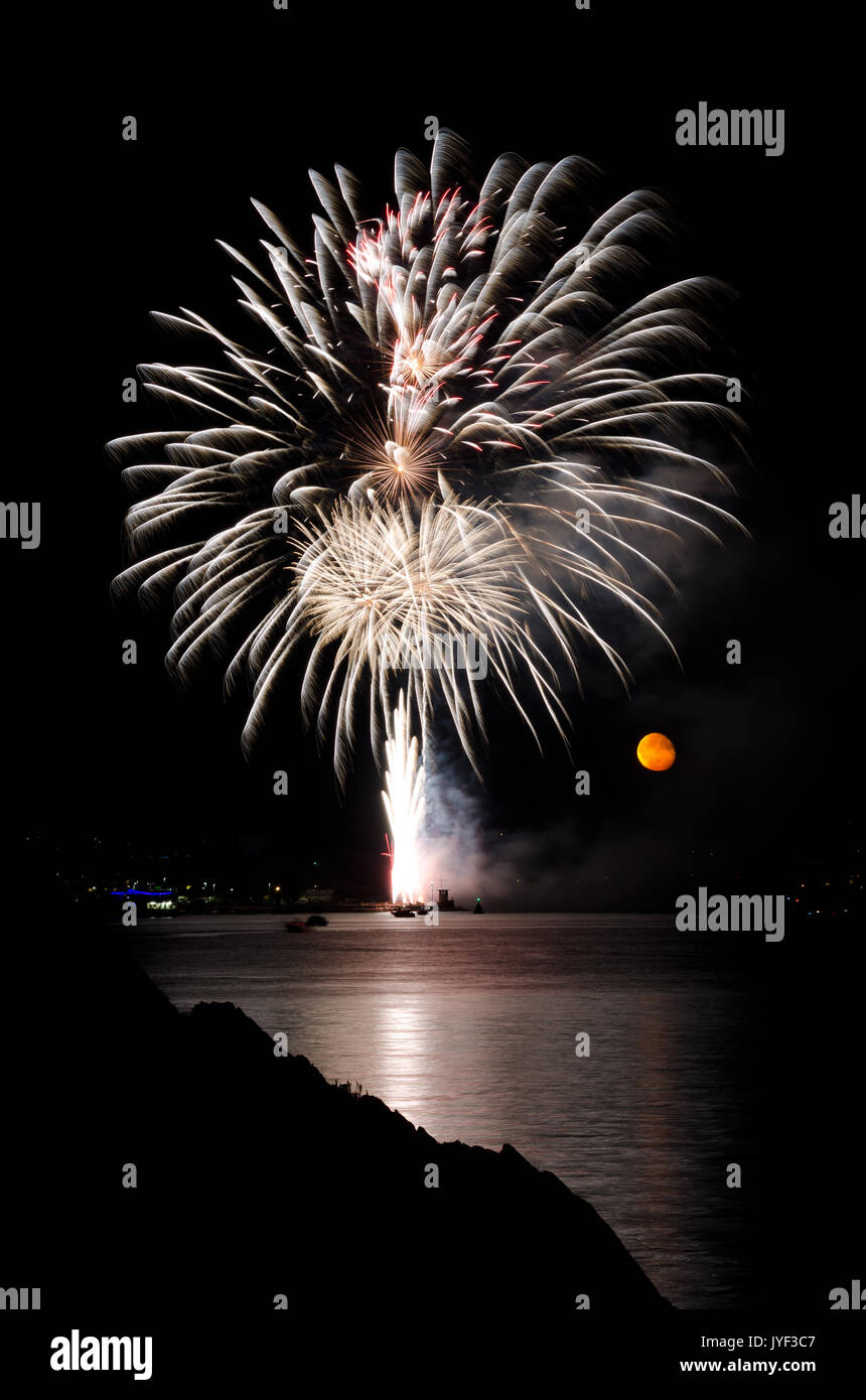 PLYMOUTH, England. 10. August 2017. Der Mond steigt während der britischen Feuerwerk Meisterschaften, ein riesiges Feuerwerk Wettbewerb jährlich in Großbritannien gehalten Stockfoto