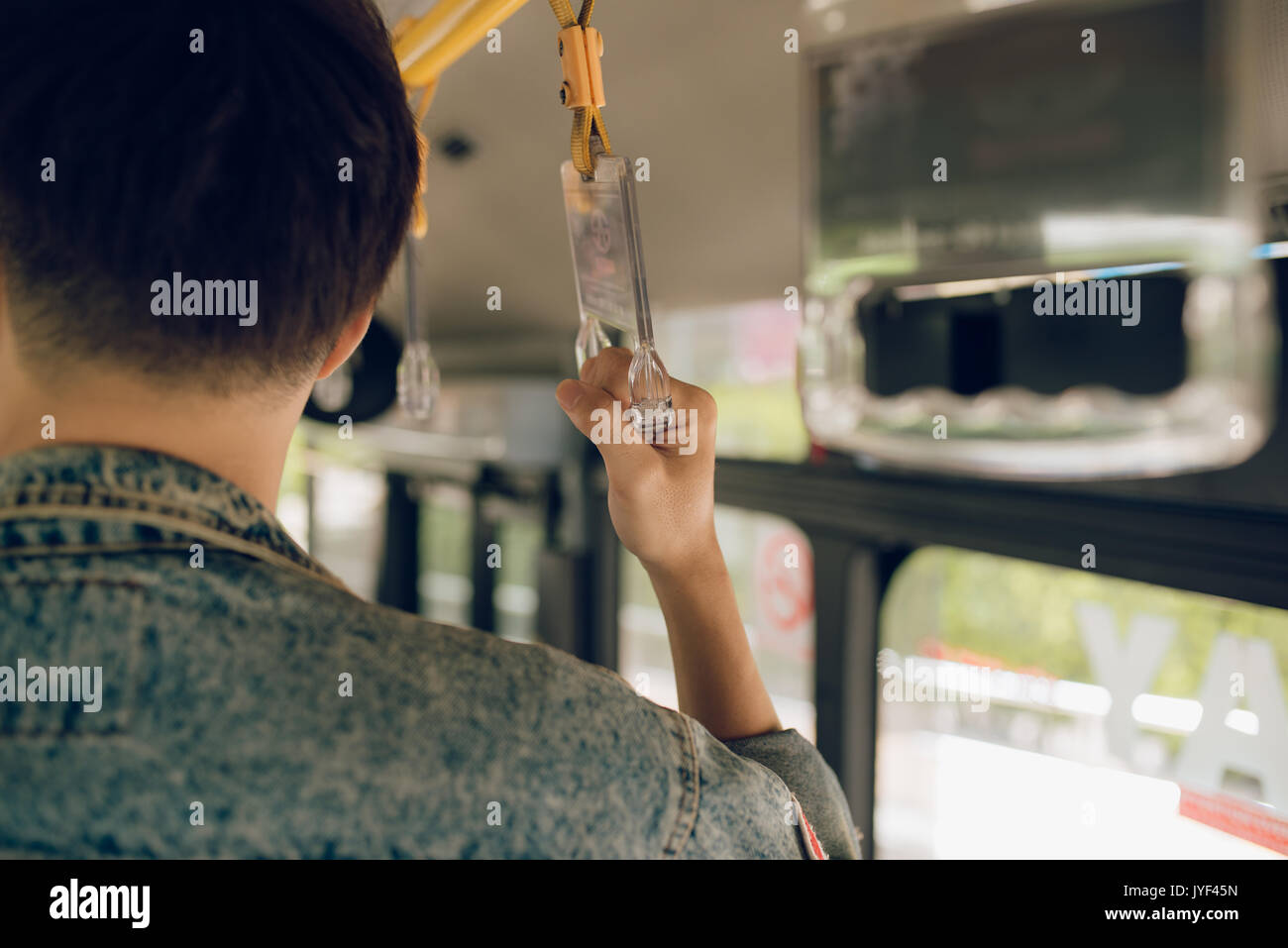 Männliche Hand, die auf einen Bus Griff Stockfoto