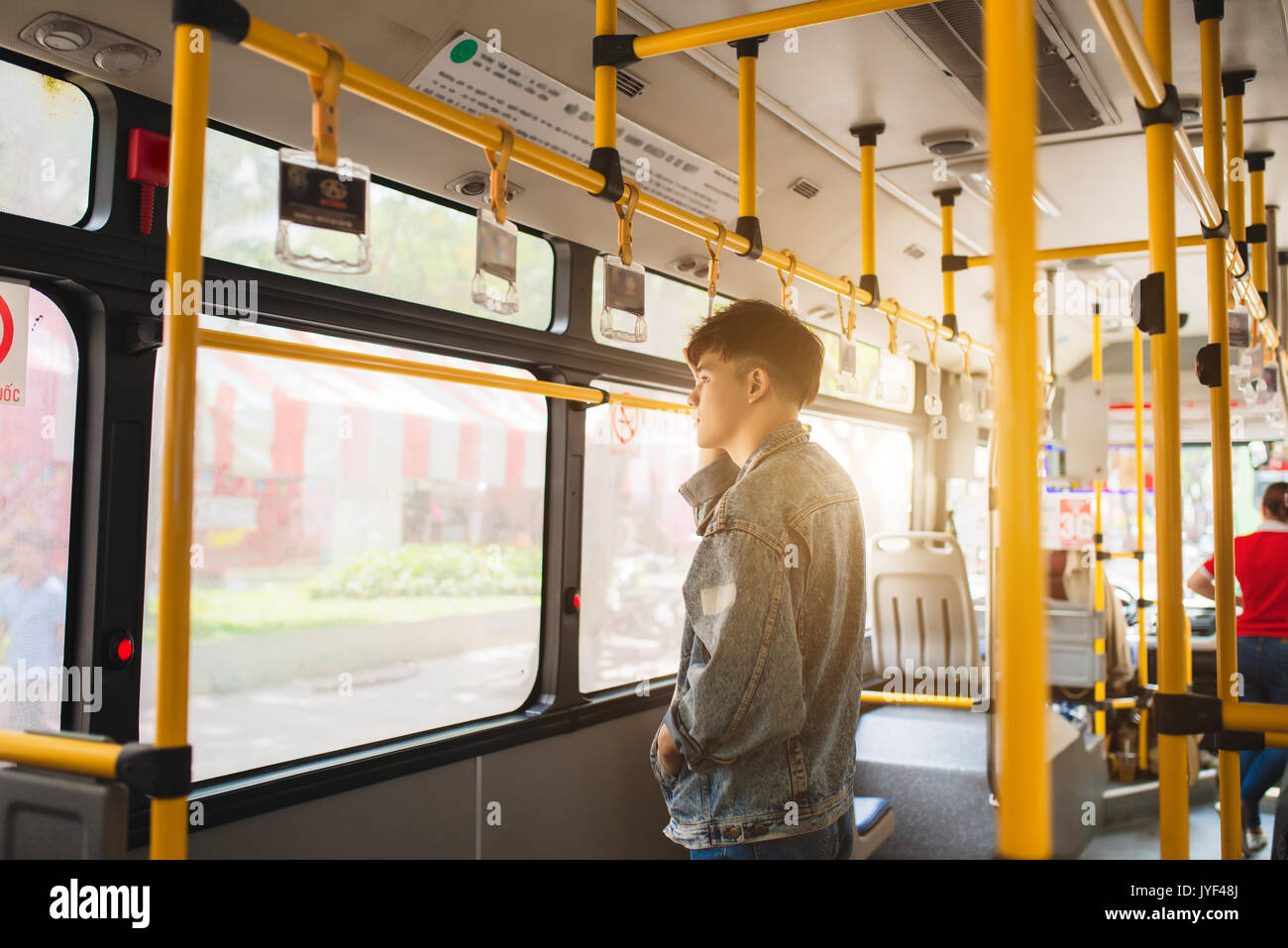 Asiatischer Mann mit den öffentlichen Verkehrsmitteln, Bus stehen. Stockfoto