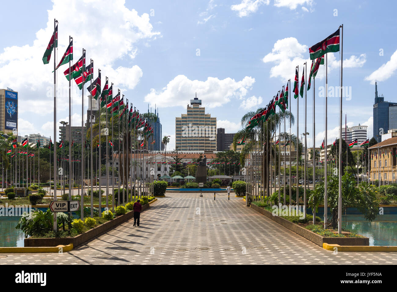 Kenianische flags Linie der Kenyatta International Convention Center Plaza Square, Nairobi, Kenia Stockfoto