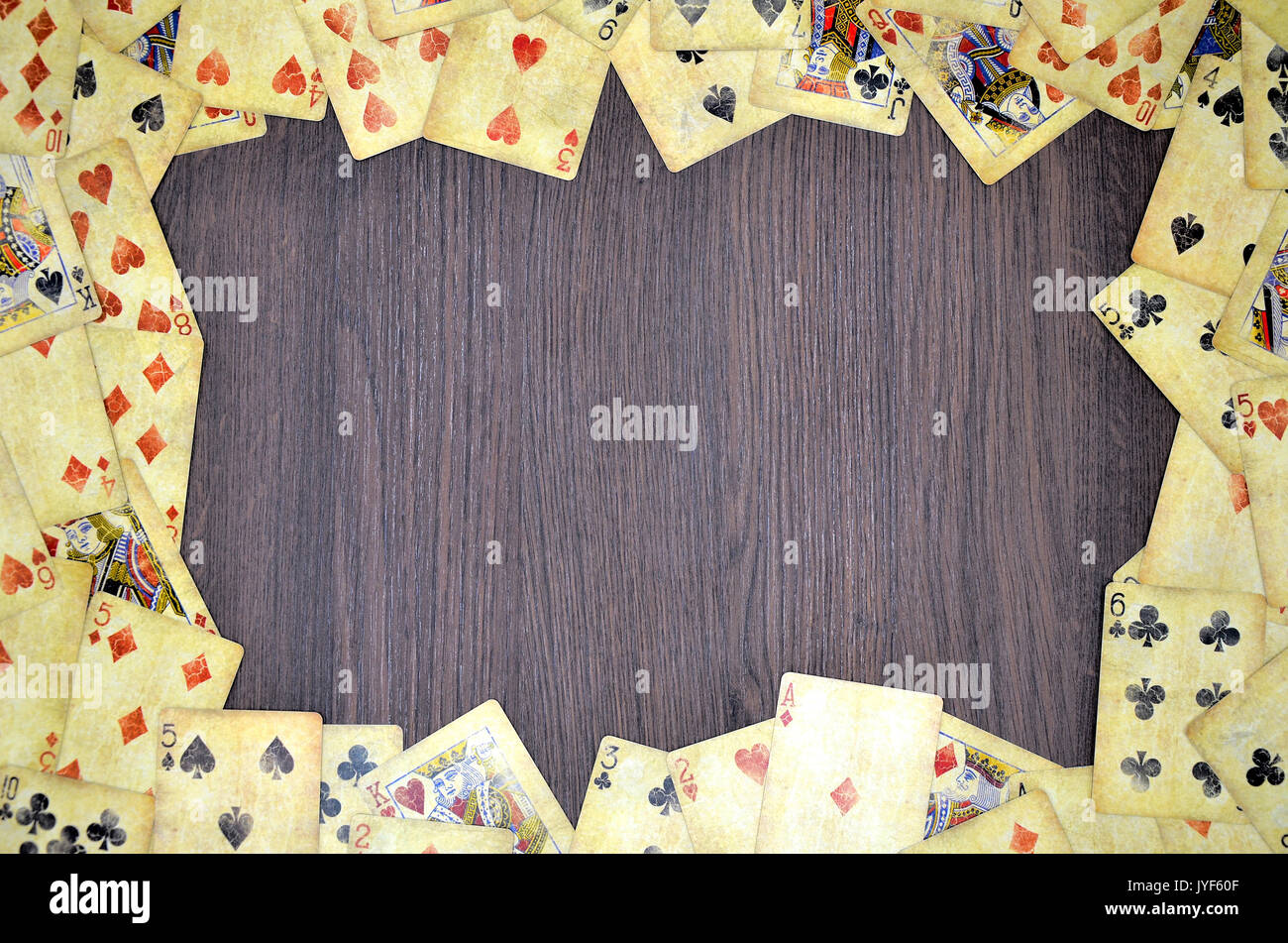 Poker Karte Hintergrund auf hölzernen Schreibtisch Stockfoto
