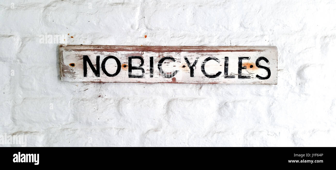 Eine keine Fahrräder Schild hängt an einer weißen Wand Stockfoto