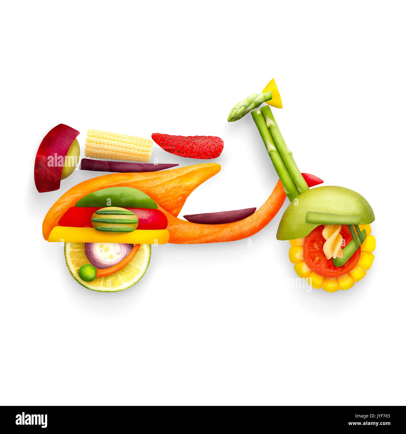Kreative essen Konzept Foto eines klassischen Retro scooter Vespa für Sommer Früchte und vegs isoliert auf weißem Reise. Stockfoto