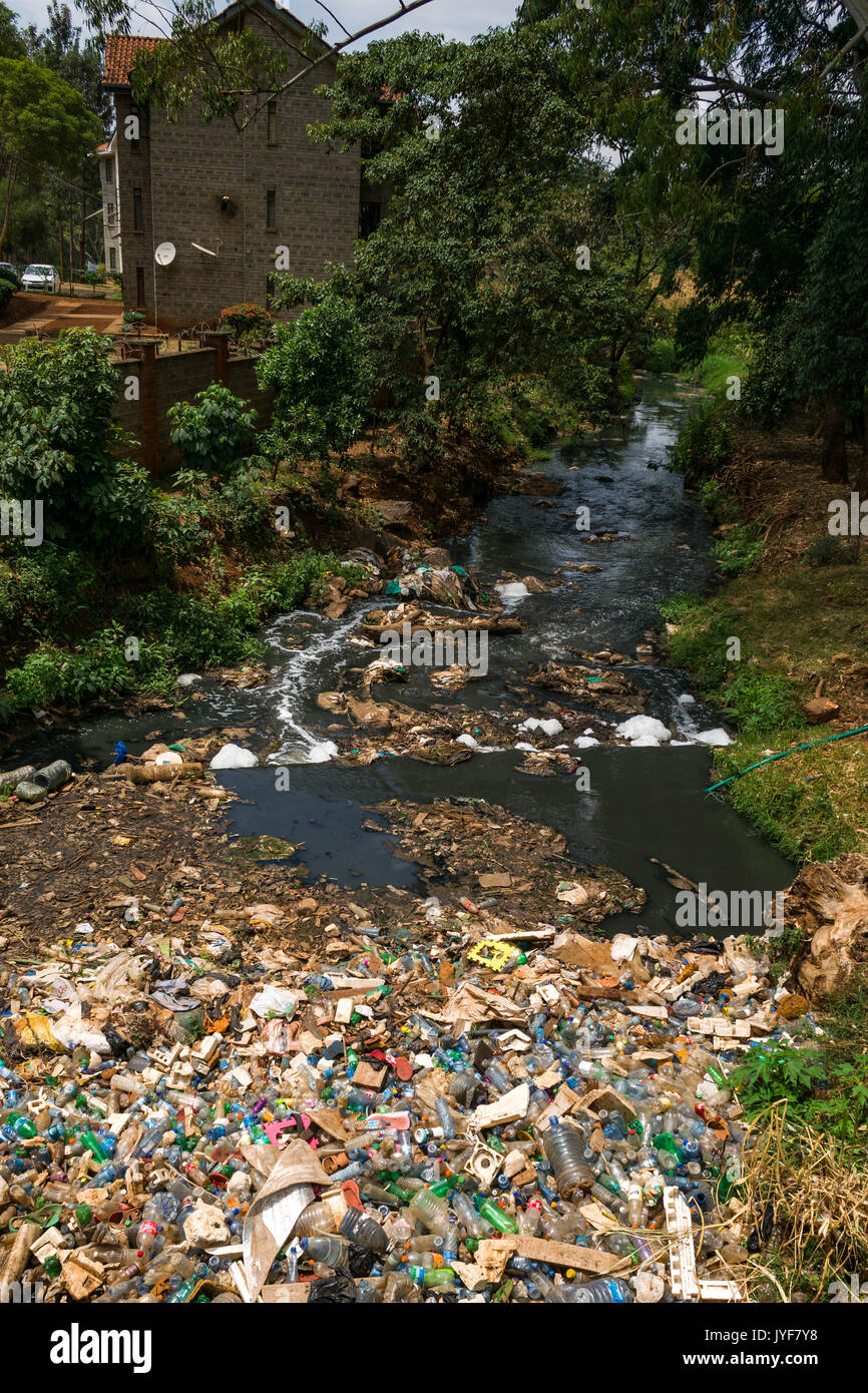 Kunststoff Flaschen und sonstiger Abfall Abfall blockiert Nairobi, Kenia Stockfoto