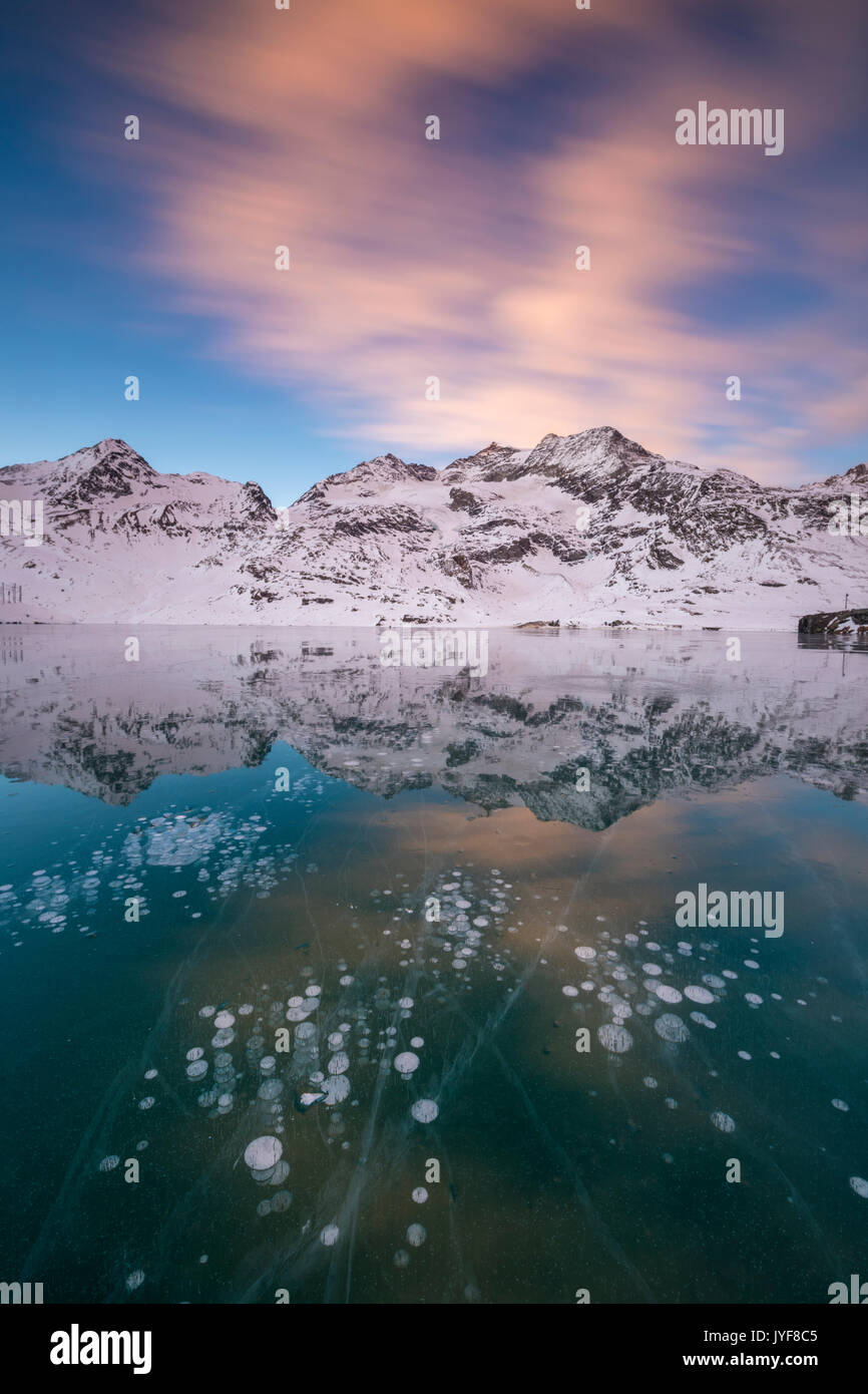 Eis blasen und rosa Wolken Frame die gefrorenen Lago Bianco in der  Morgendämmerung Berninapass Kanton Graubünden Engadin Schweiz Europa  Stockfotografie - Alamy