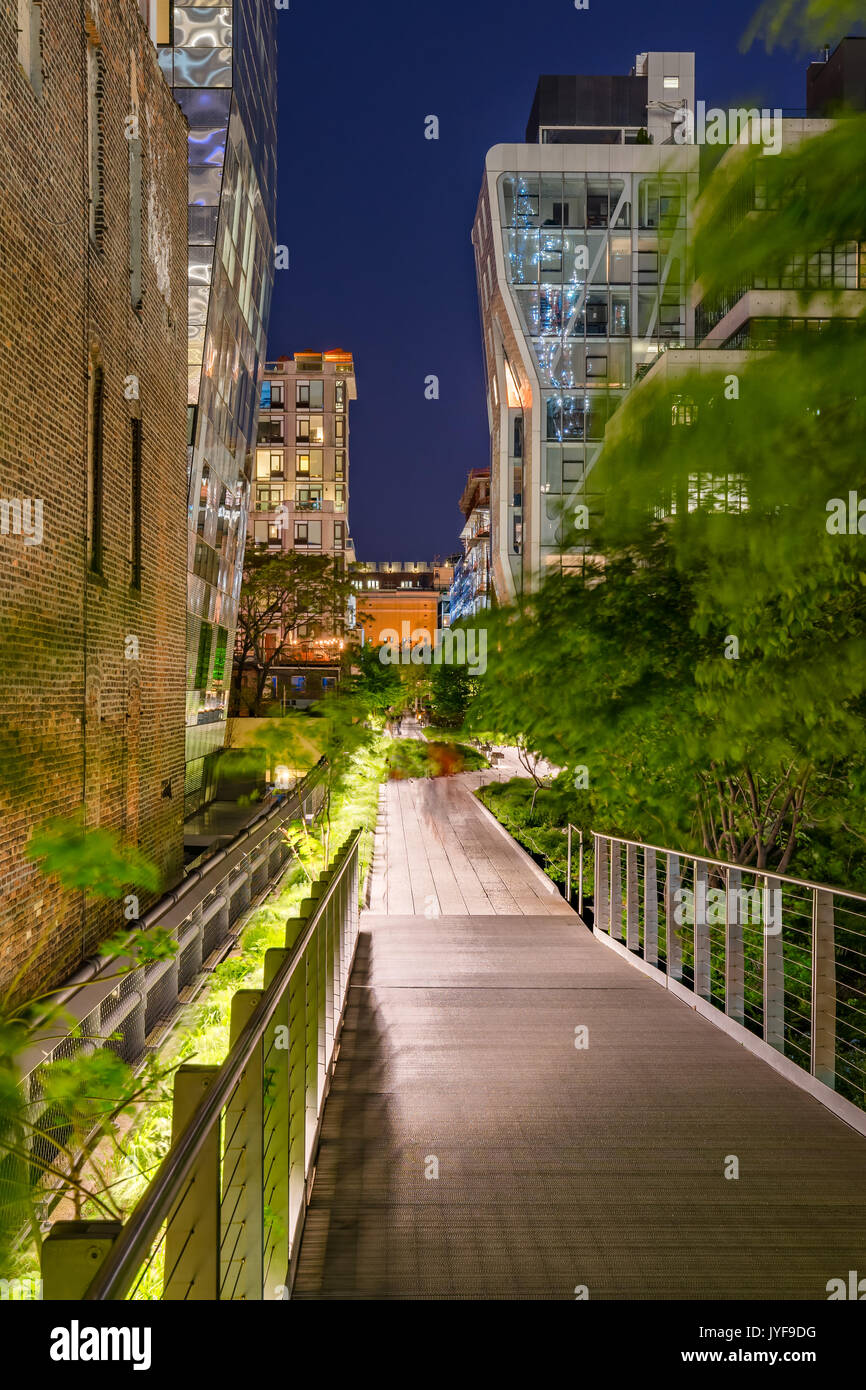 Die High Line Promenade in der Nacht in der Mitte von Chelsea. Manhattan, New York City Stockfoto