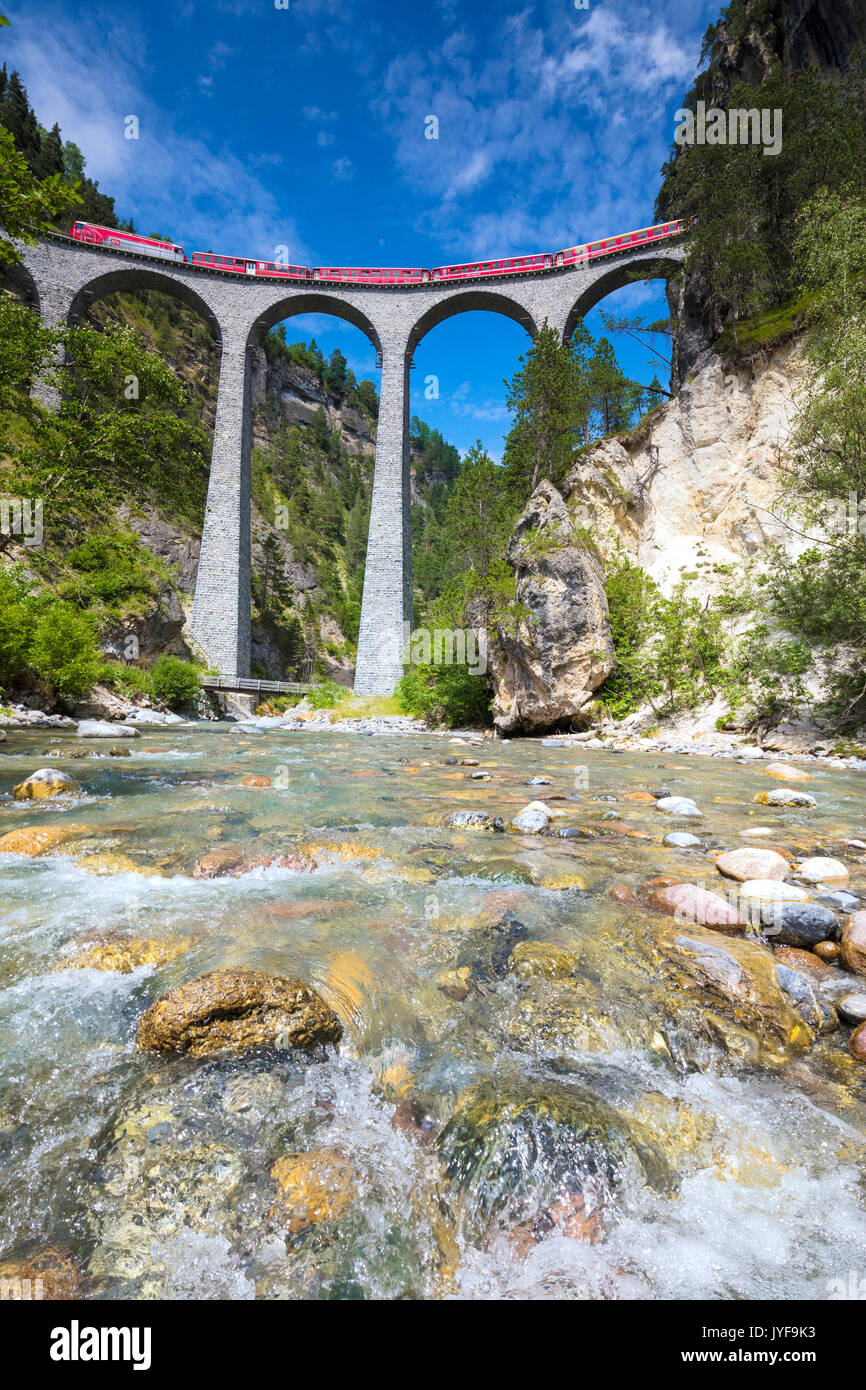 Die alpine stream Frames der Bernina Express Zug auf Landwasser Viadukt Filisur Albulatal Kanton Graubünden Schweiz Europa Stockfoto
