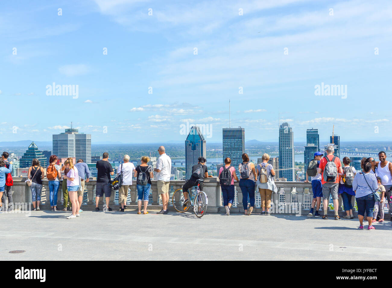 Montreal, Kanada - 16. August 2017: Viele Touristen stehen auf Kondiaronk Belvedere Montreal Skyline zu genießen. Skyline von Montreal im Sommer, Kanada Stockfoto