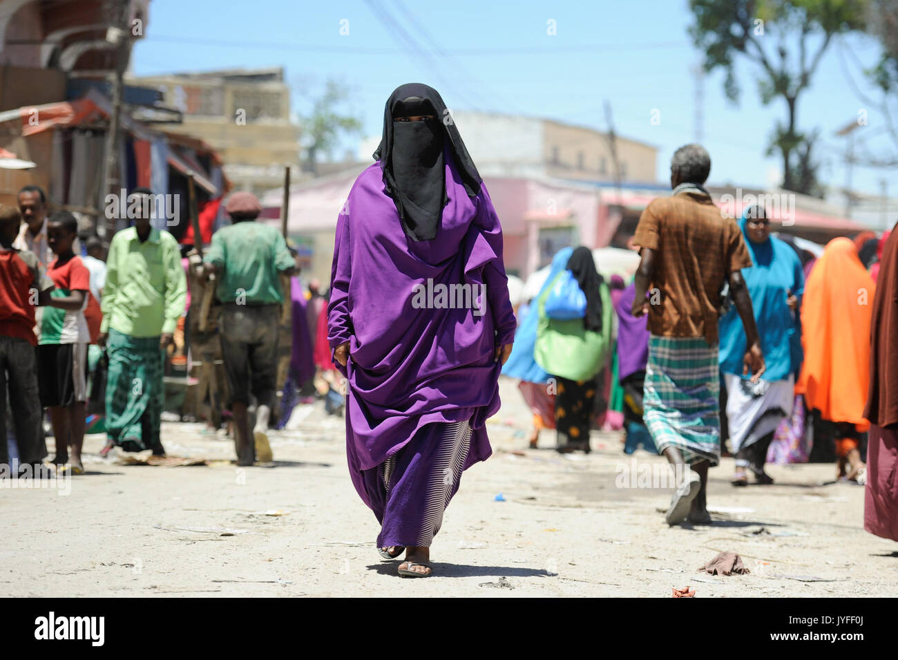 Eine somalische Frau geht die Straße hinunter in Mogadischu Hamar Weyne Markt am 3. Oktober. Vor Eid Al Adha, der heute abend beginnt, viele der von Mogadischu haben Bewohner aus der Vorbereitung für die (15404528826). Stockfoto