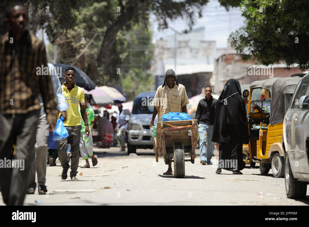 Ein somalischer Mann auf der Straße in Mogadischu Hamar Weyne Markt am 3. Oktober. Vor Eid Al Adha, der heute abend beginnt, viele der von Mogadischu haben Bewohner aus der Vorbereitung für die (15241045587). Stockfoto