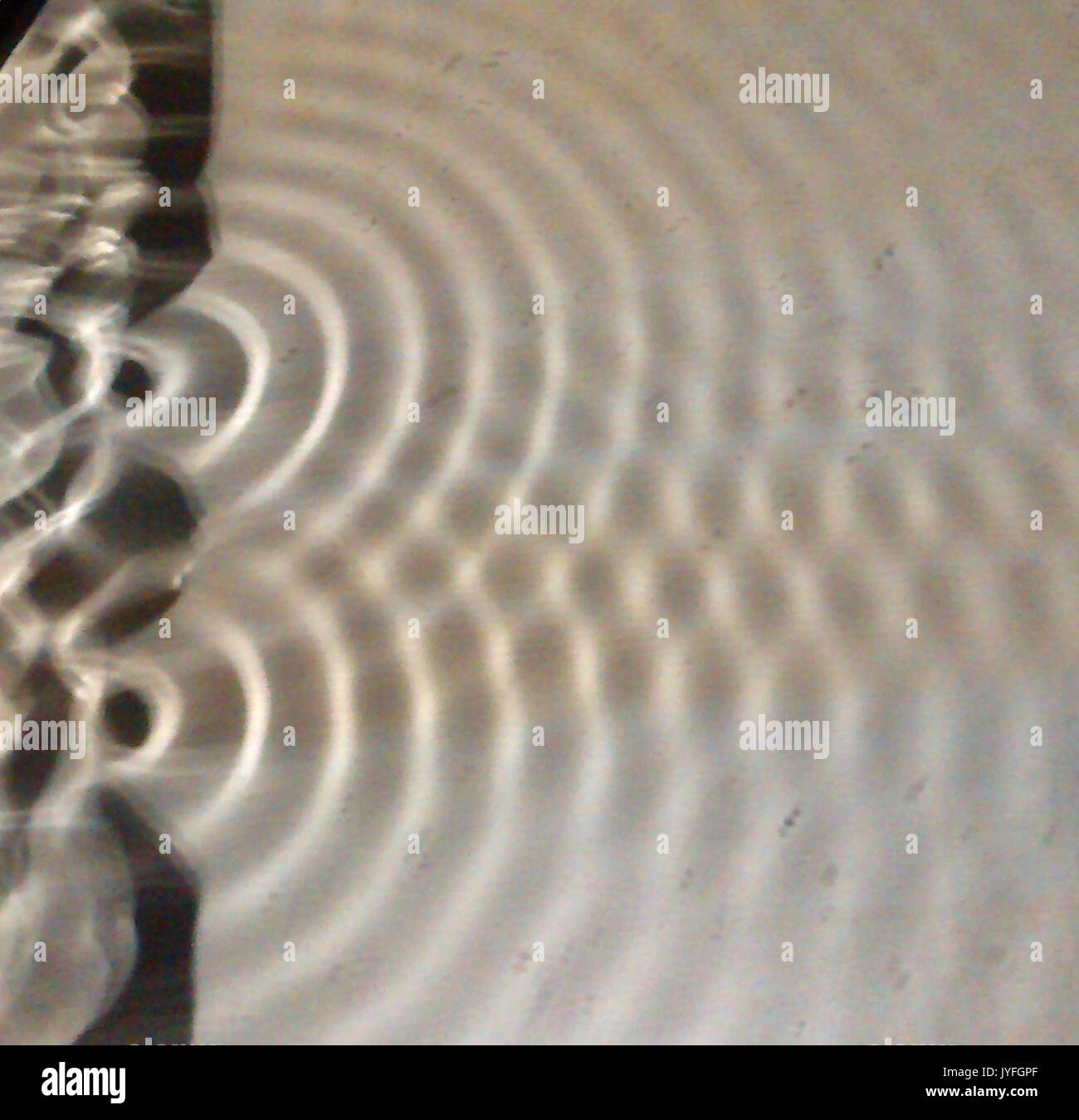 Eine 3D-Visualisierung von 2 Quelle Einmischung in Ripple Tank Stockfoto