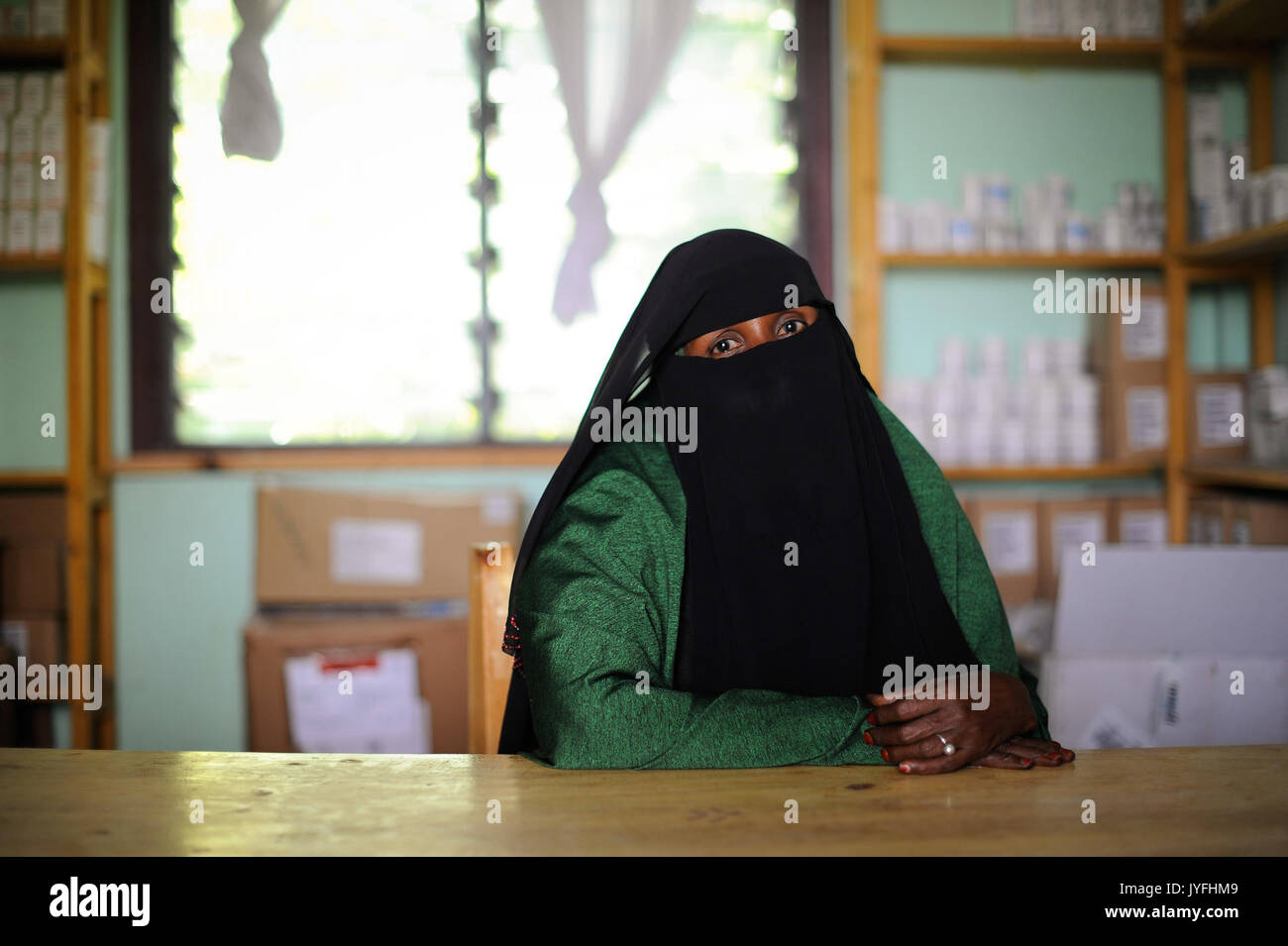 Eine somalische Frau, die HIV Positiv ist, sitzt in einer Apotheke bei Banadir Krankenhaus in Mogadischu, Somalia, am 1. Dezember. Das Krankenhaus, die in der Anerkennung des Welt-AIDS-Tag, der organisierten HIV Tests für viele der (15920299601) Stockfoto