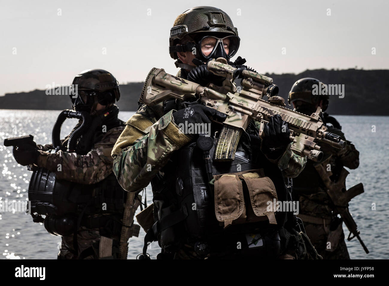 Ein Taucher, der niederländischen Korps Commandotroepen mit einer HK416 D10RS Stockfoto