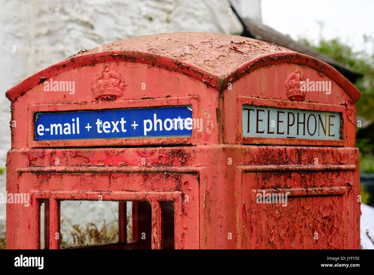 Alten roten Telefon Zelle mit Schreiben e-mail + Text + Telefon, St Neot, Bodmin Moor, Cornwall, England, Vereinigtes Königreich Stockfoto
